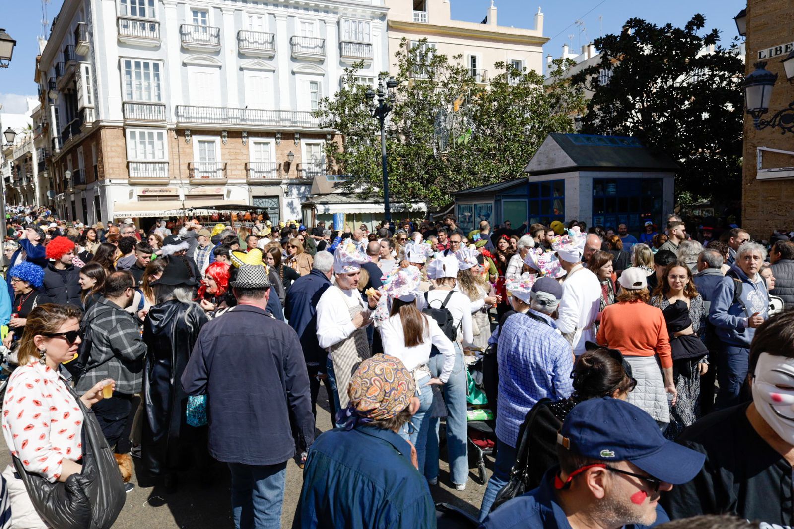 Así vive Cádiz su primer sábado de Carnaval: las imágenes de las batallas de copla y la fiesta en la calle