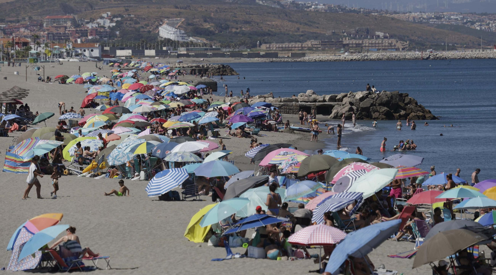 Fotos del primer domingo de julio en las playas de La Línea