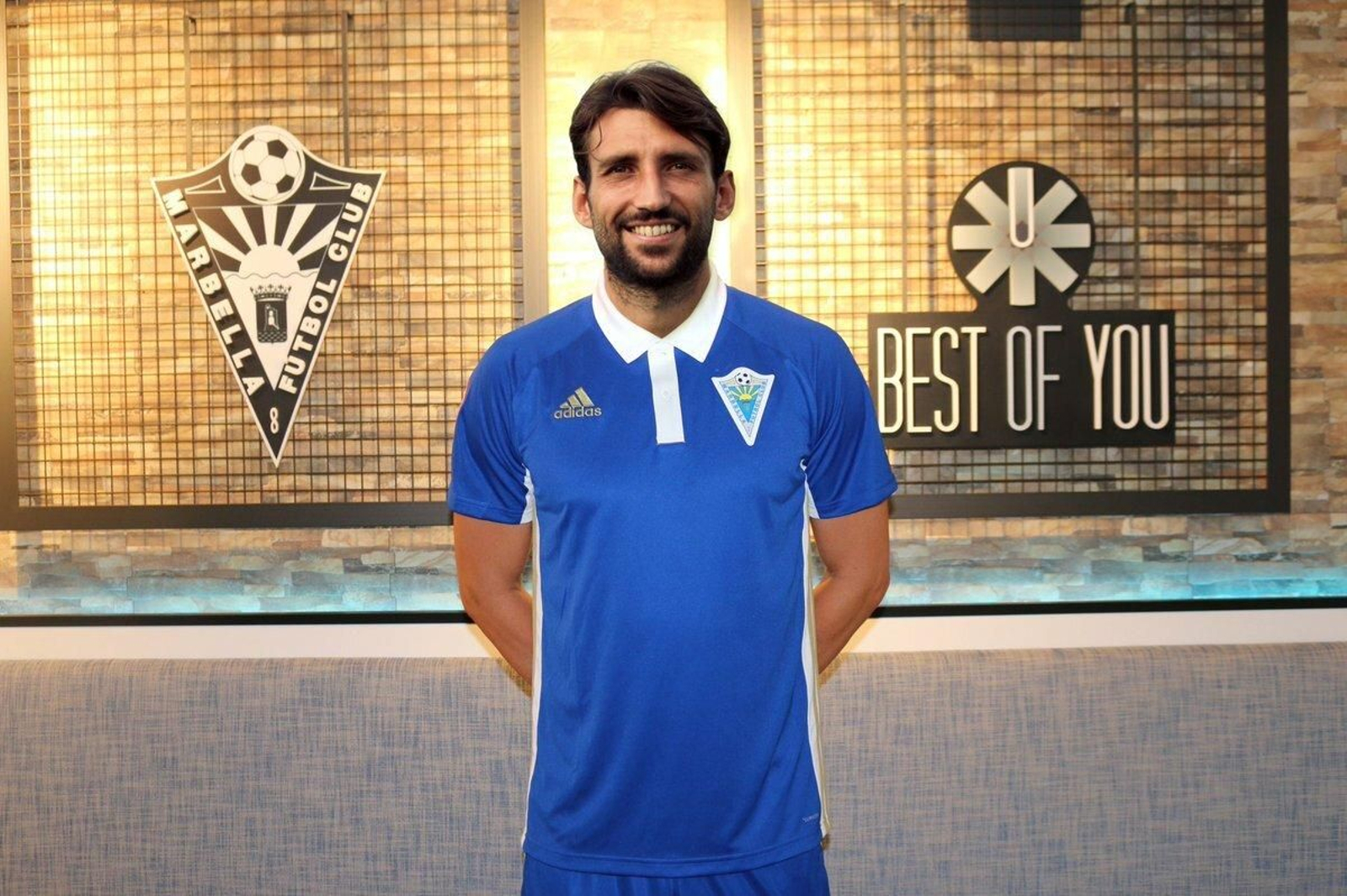 Álex Bernal, posando con la camiseta del Marbella FC.