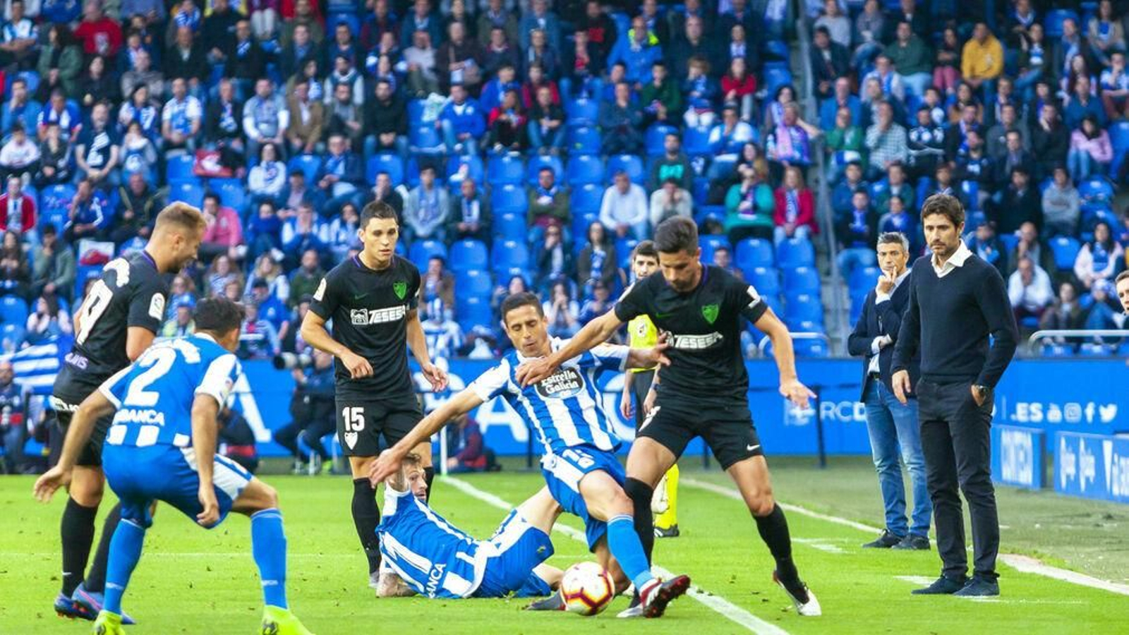 Ricca observa un forcejeo de Adrián.