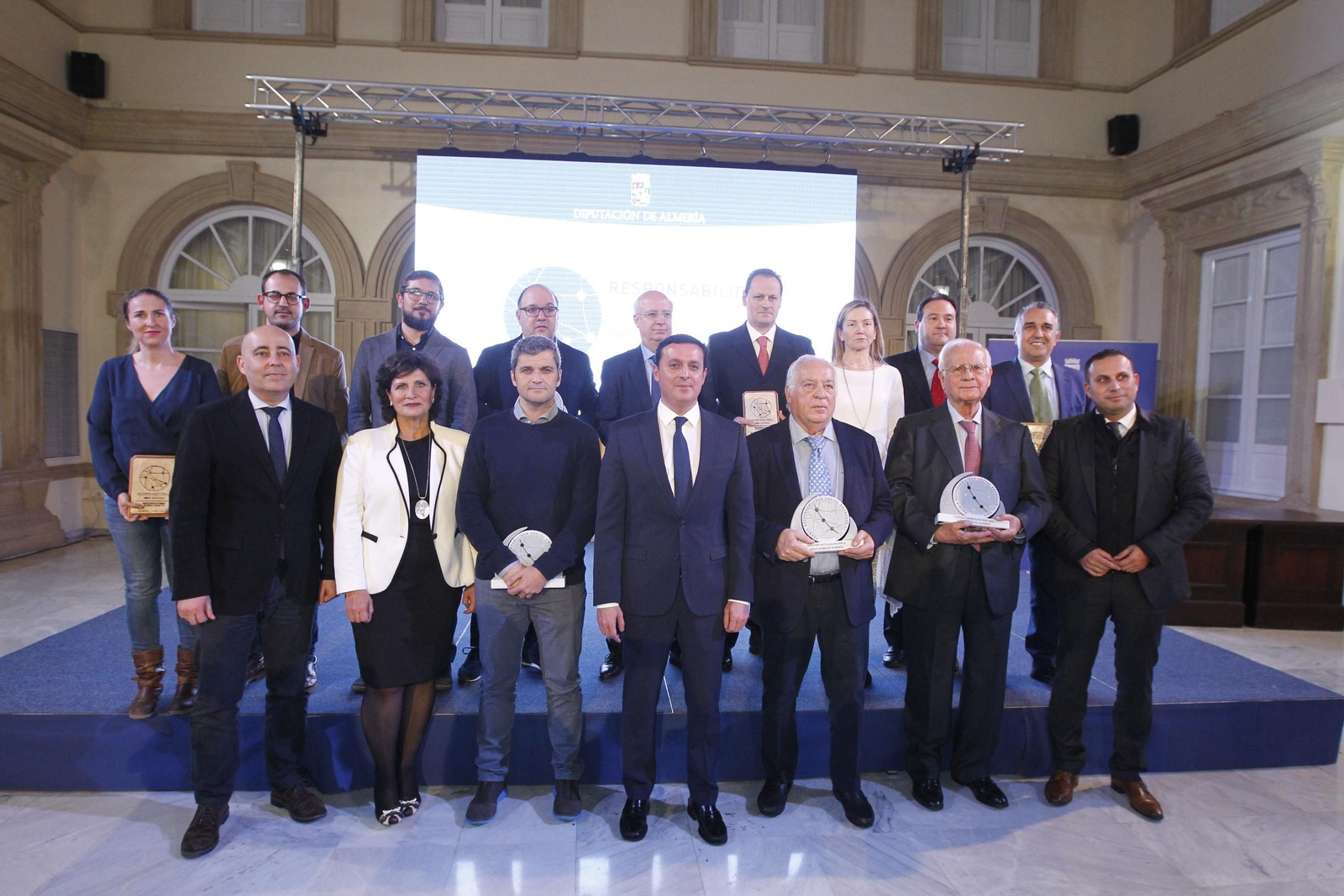Foto de 'familia' de los galardonados en la segunda edición de los Premios de Responsabilidad Social Empresarial de Diputación de Almería.