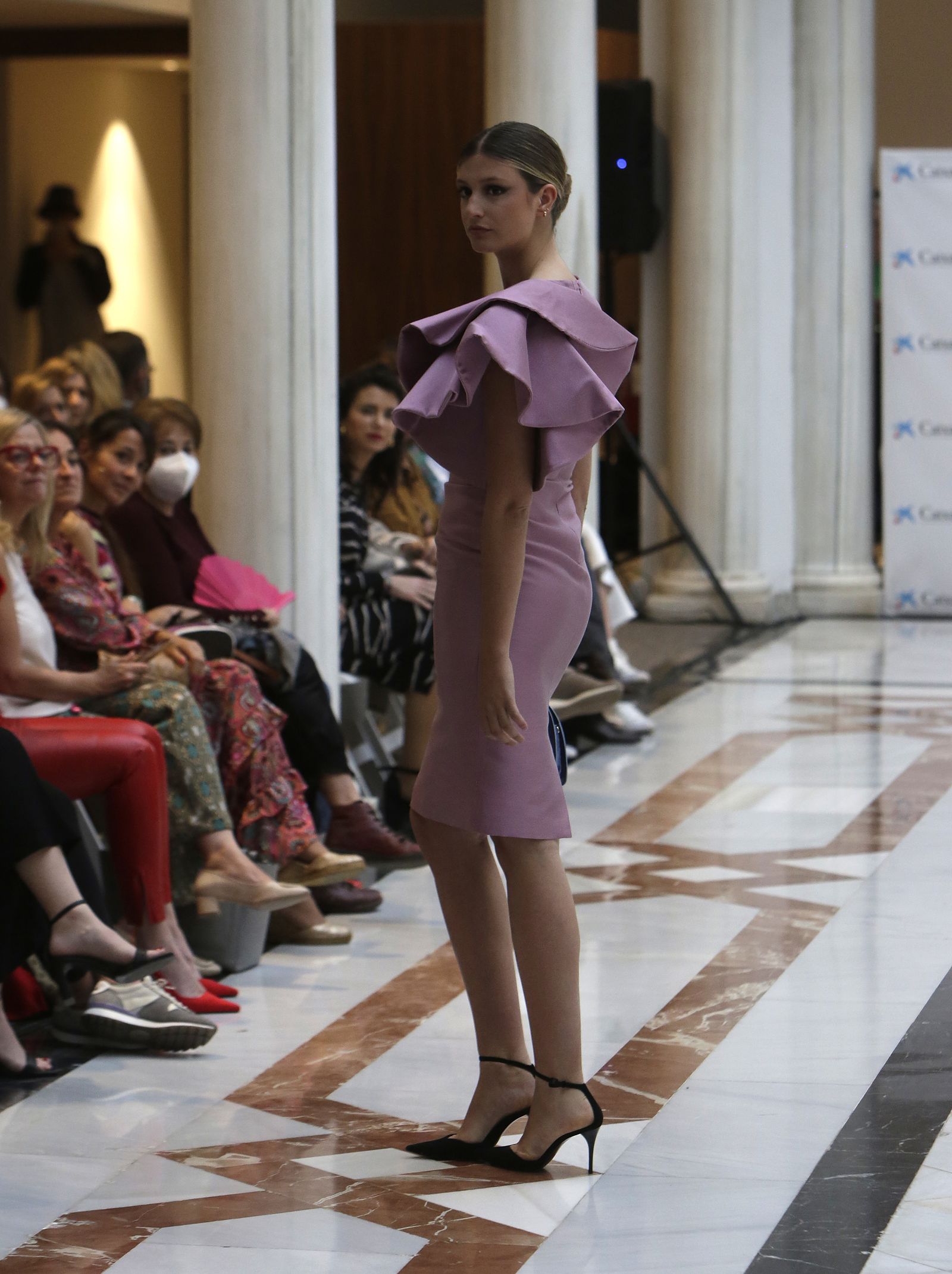 Desfile moda flamenca en las vísperas de la Feria de Abril CaixaBank