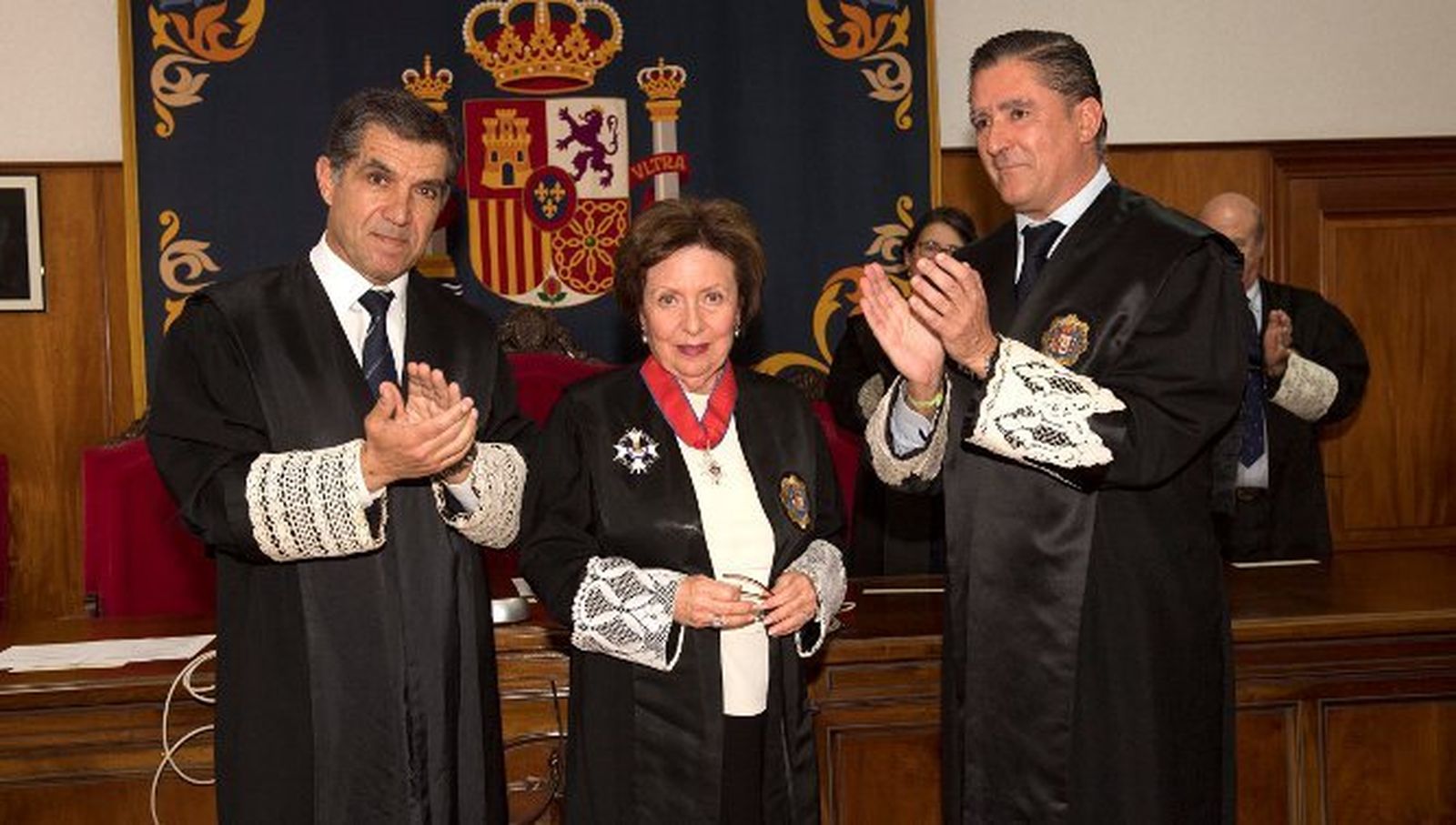 Lorenzo del Río, Margarita Álvarez-Ossorio y Manuel Estrella, tras la imposición de la medalla de San Raimundo de Peñafort.