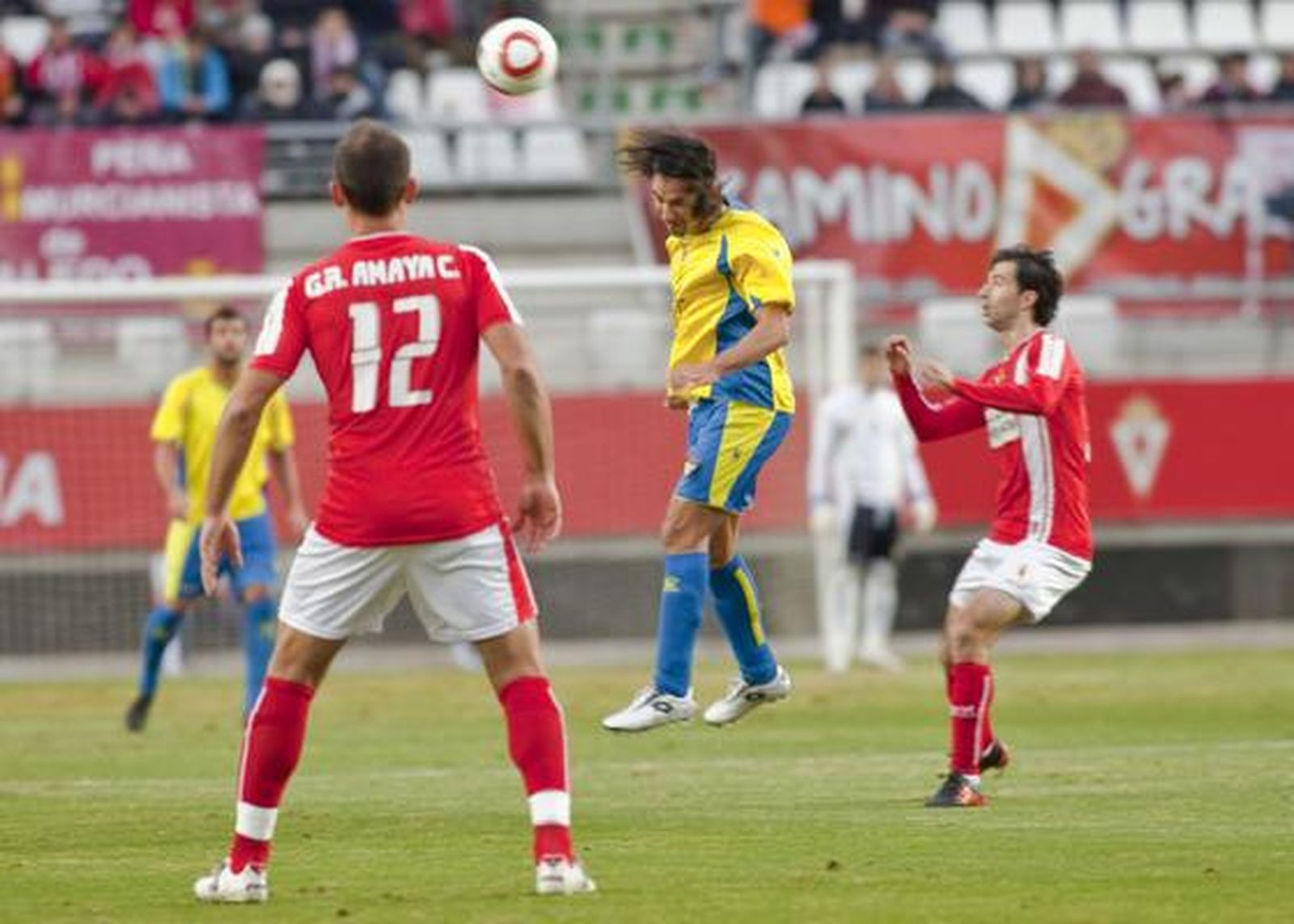 Pachón cabecea un balón. 

Foto: LOF