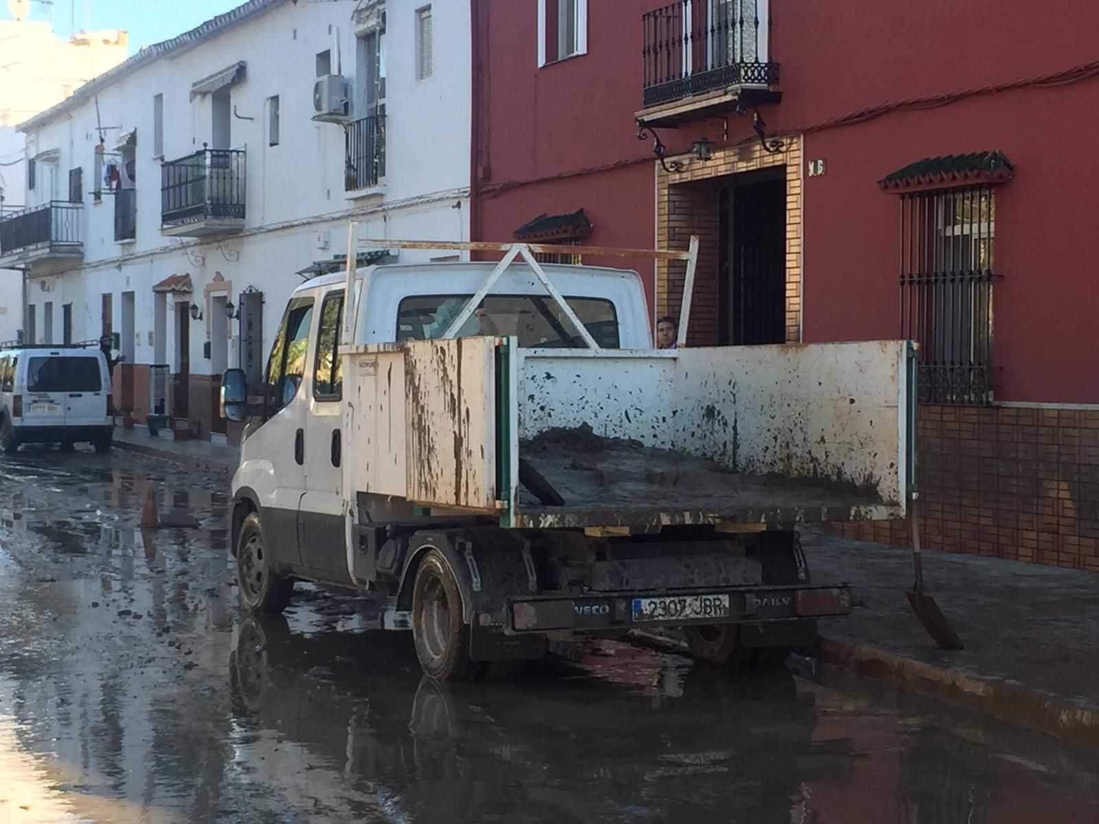 Imágenes de la inundación de El Trapiche, en Vélez-Málaga, por la rotura de una tubería del pantano de la Viñuela.