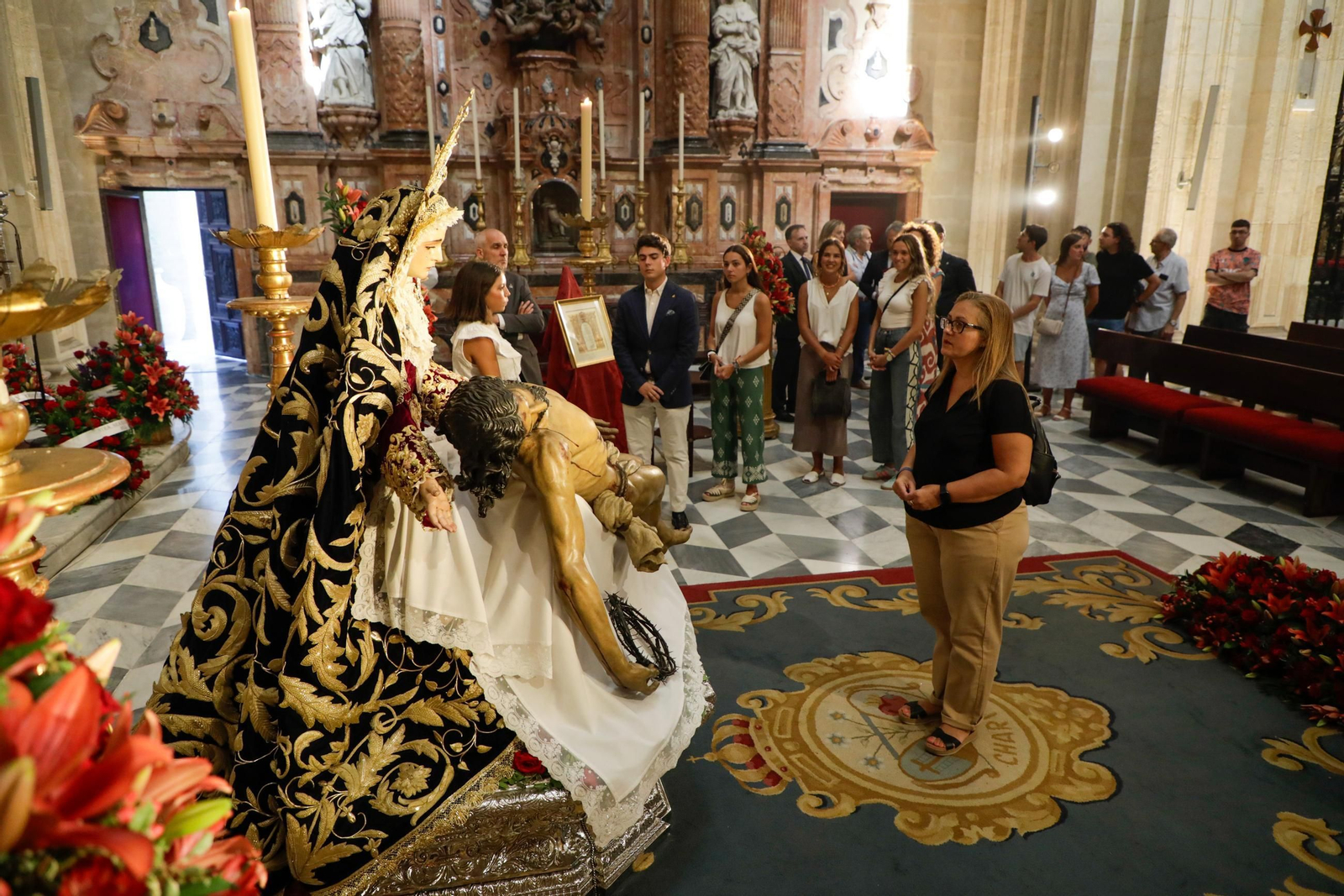 Besamanos extraordinario de la Virgen de la Piedad del Baratillo en el Sagrario con motivo de su coronación, donde el Alcalde, José Luis Sanz, le ha impuesto la réplica de la medalla de la ciudad