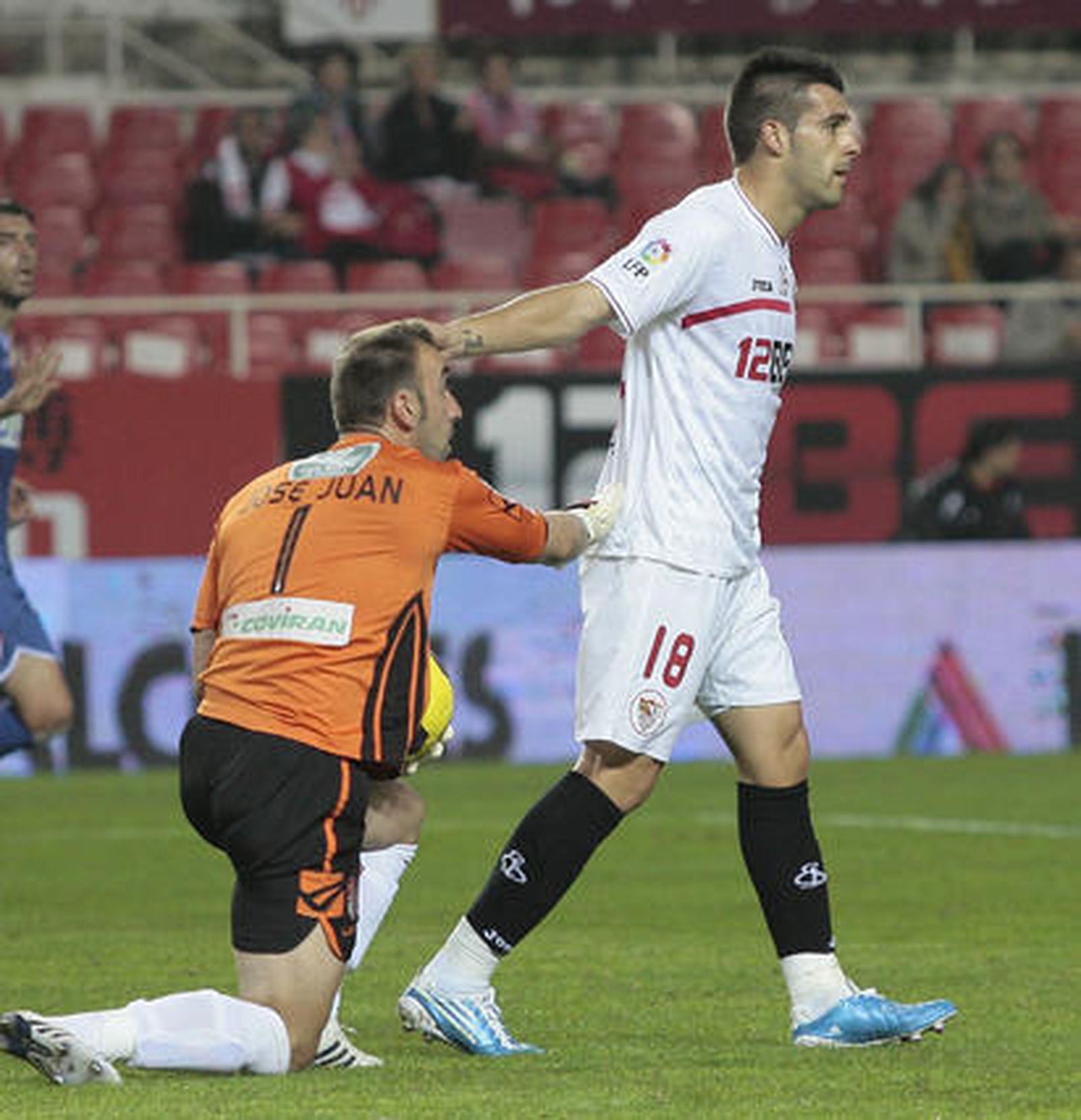El Sevilla empata (1-1) frente a un digno Granada, que se llevó el III Trofeo Antonio Puerta en los penaltis ante un escaso público.

Foto: Juan Carlos Muñoz