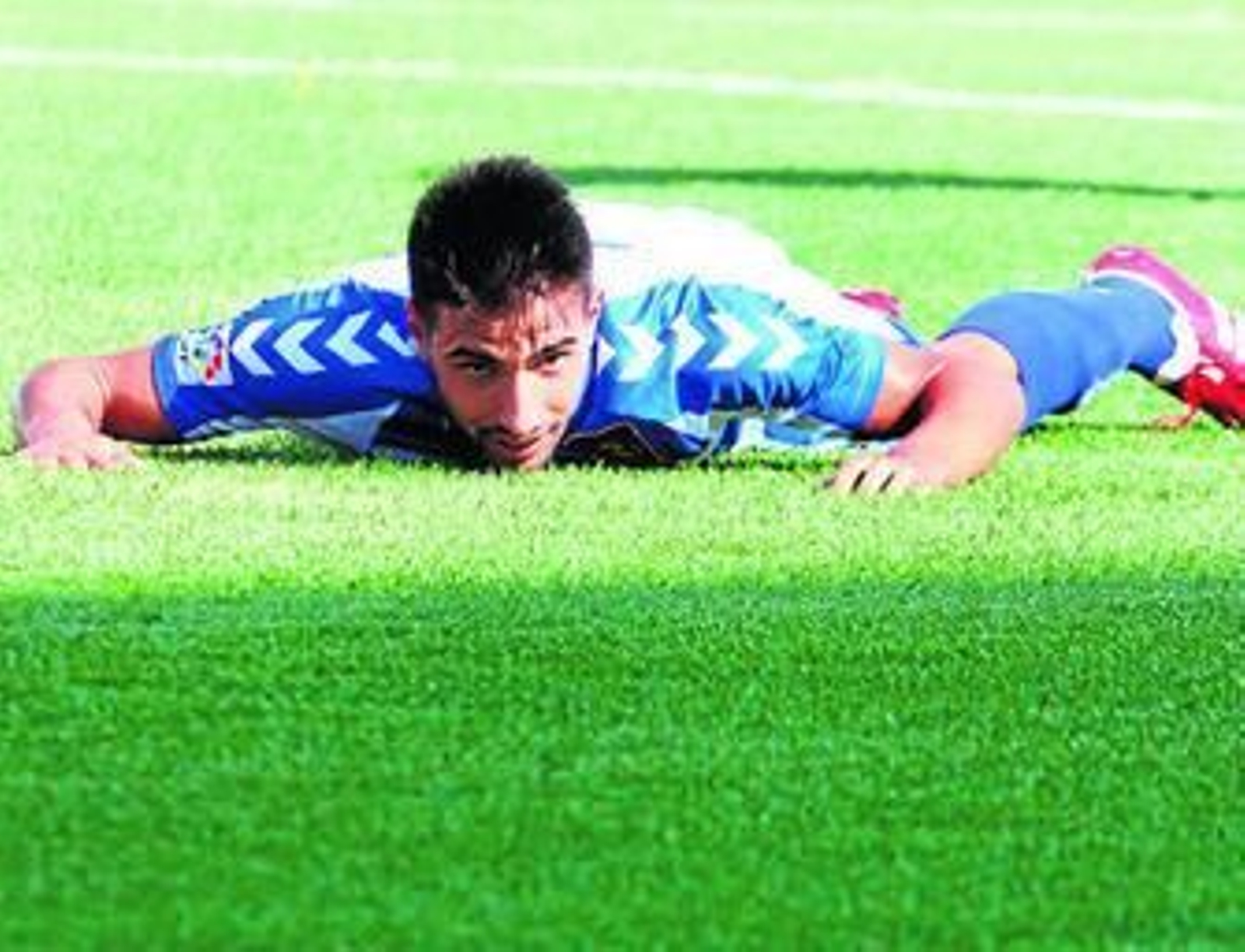 Chuli tumbado en el césped durante un partido del Recreativo.