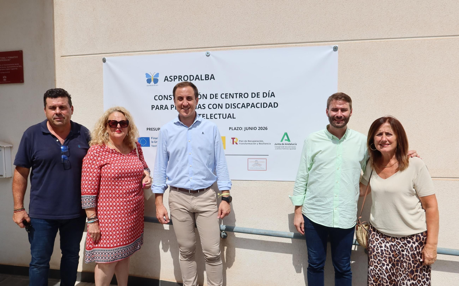El delegado territorial de Inclusión Social, Francisco Bellido, junto al alcalde, Alfonso García, y una representación de la junta directiva de ASPRODALBA