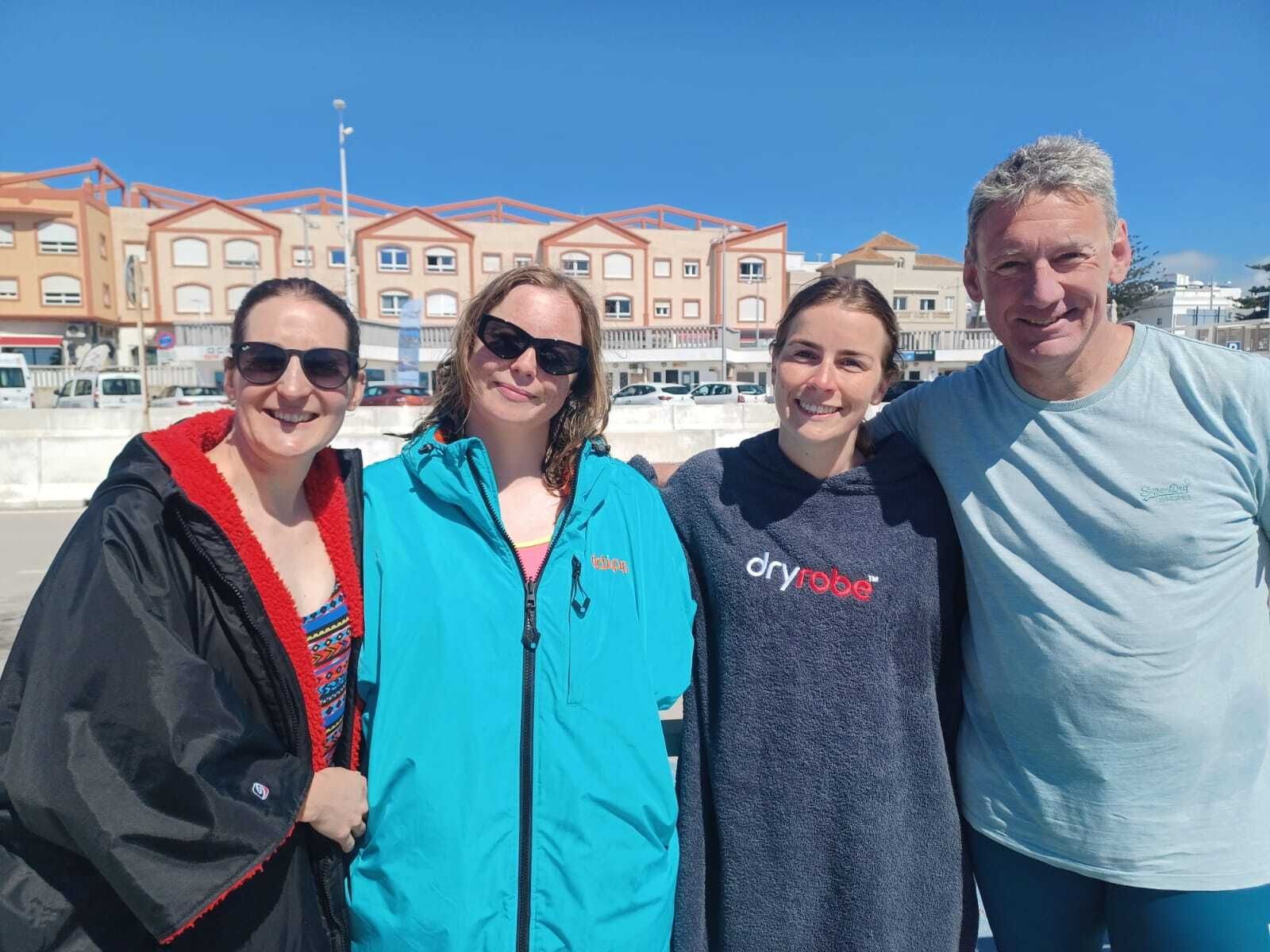 Los cuatro nadadores británicos, tras su regreso a Tarifa