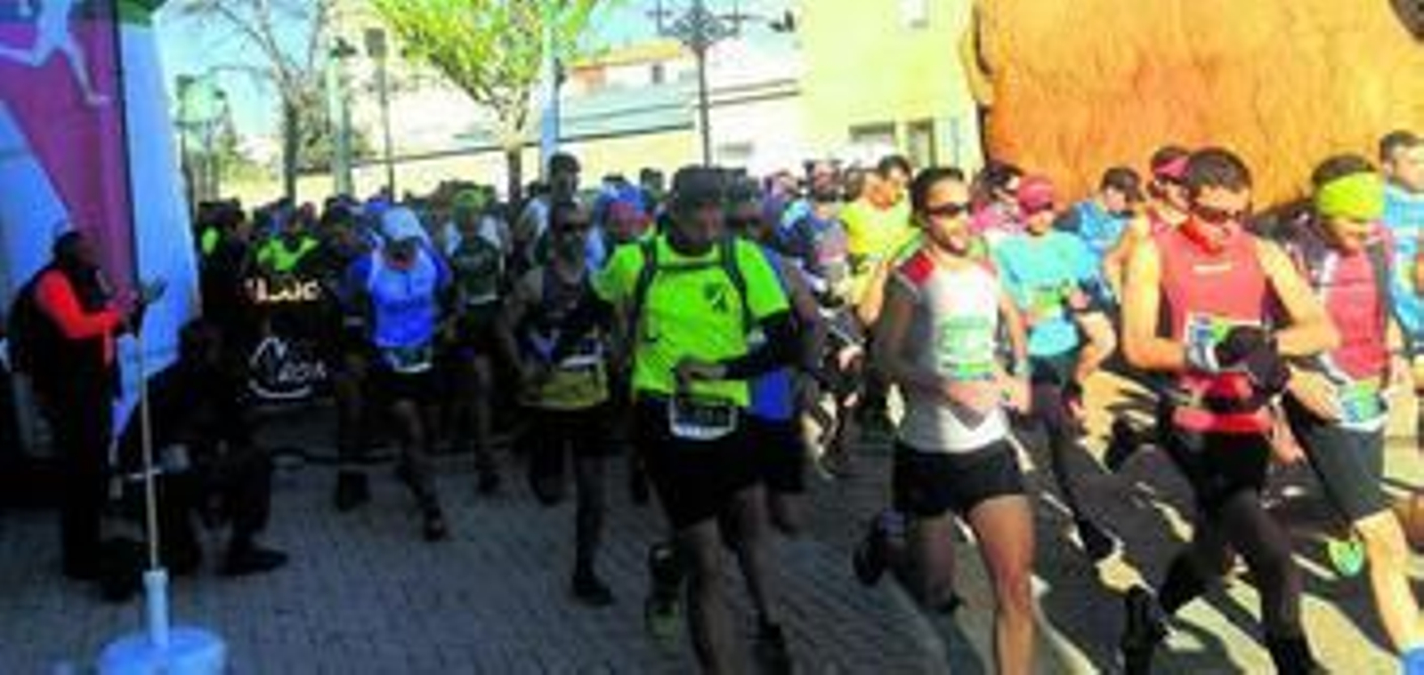Momento del pistoletazo de salida de la prueba, en la que cientos de corredores comenzaron con ganas de terminar en buen tiempo un recorrido eminentemente natural.