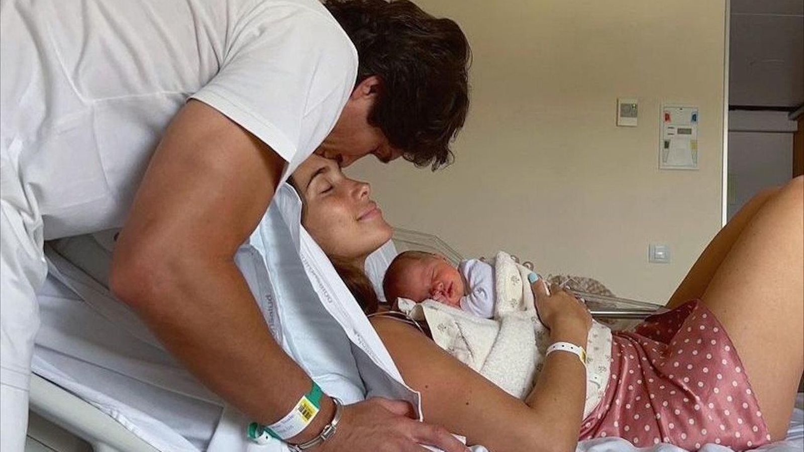 María Pombo y Pablo Castellanos con su hija Vega María Pombo y Pablo Castellanos con su hija Vega