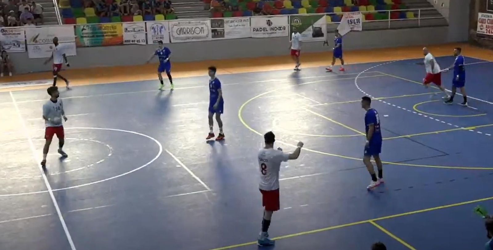 Areias marca una jugada en el partido contra el ARS Palma del Río.