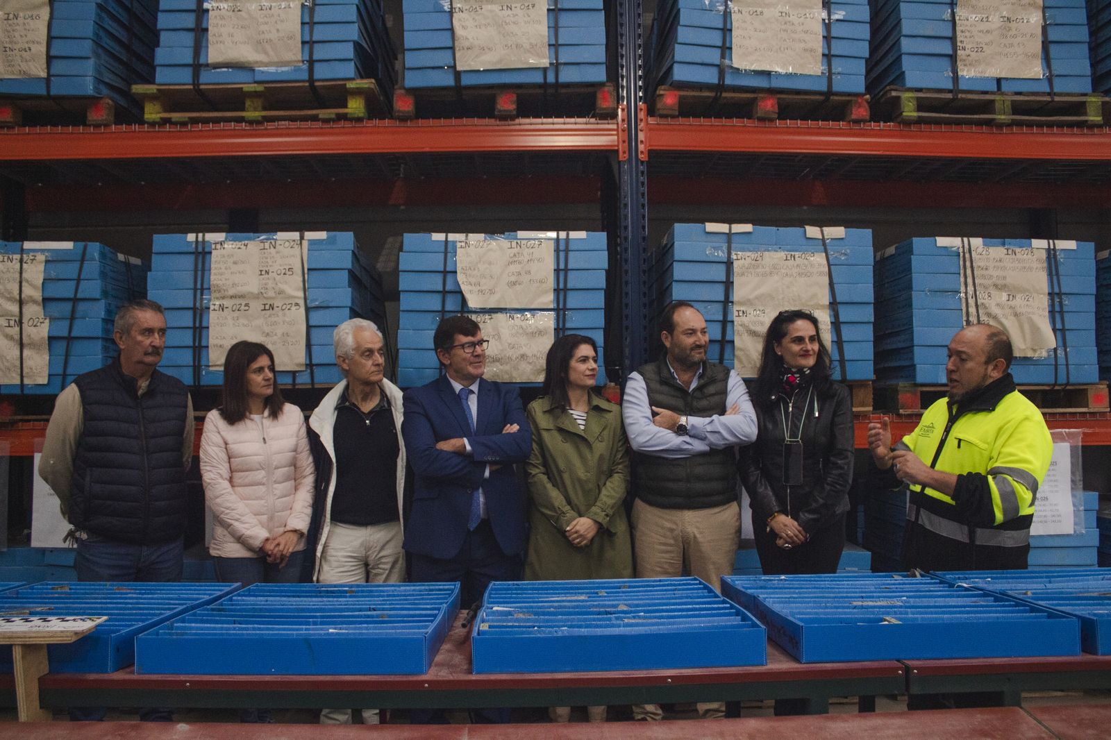 Uno de los técnicos explica los trabajos que se están realizando.