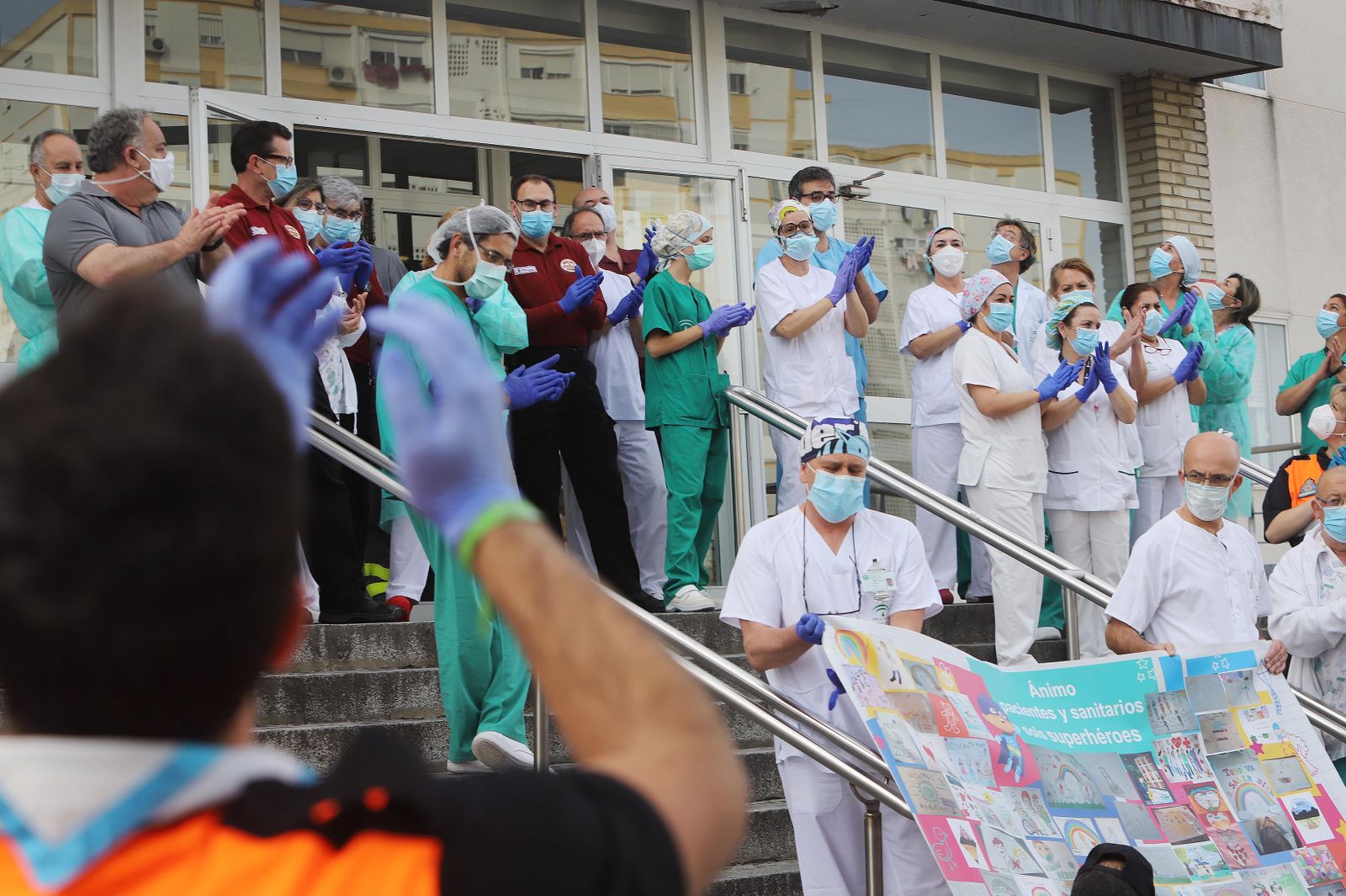 El mural de los 'superhéroes', de la plataforma 'Vamos España', llega al hospital