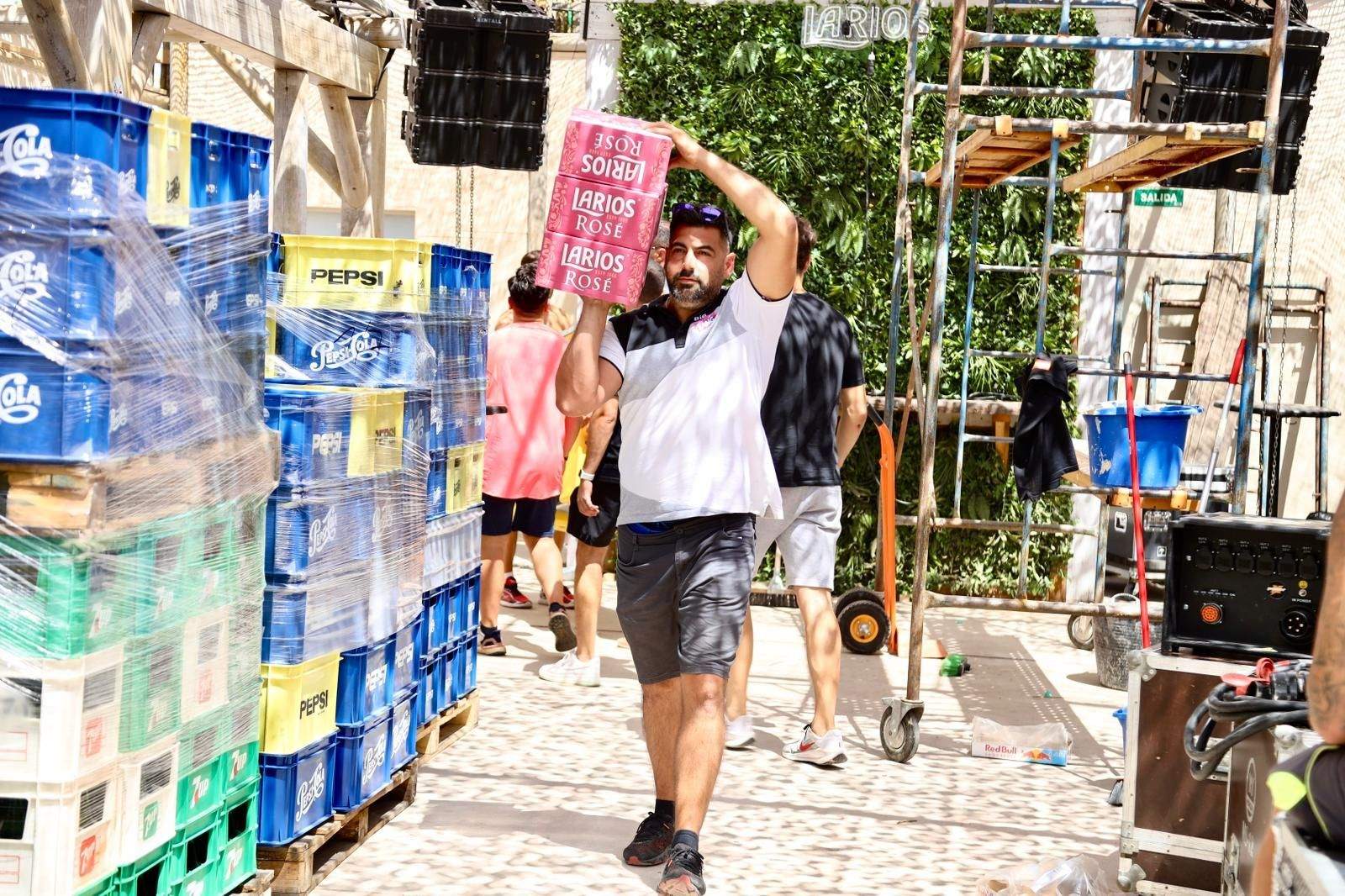 Los últimos preparativos para la Feria de Málaga, en imágenes.