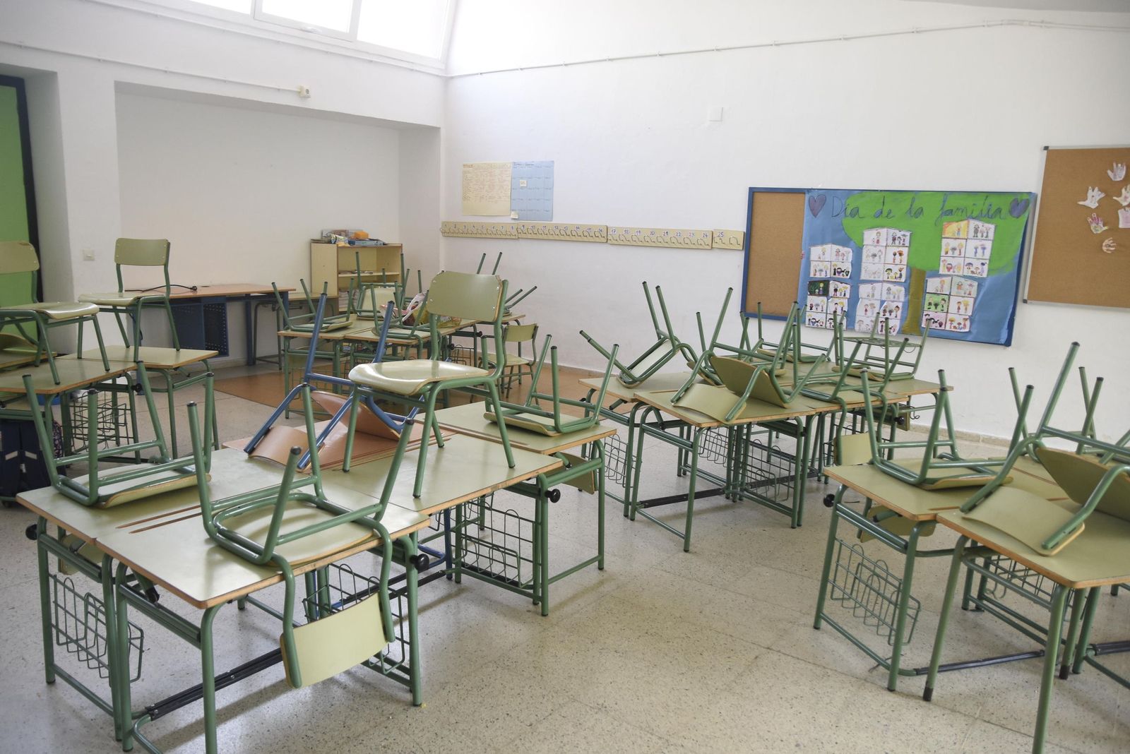 Un colegio con las aulas recogidas.