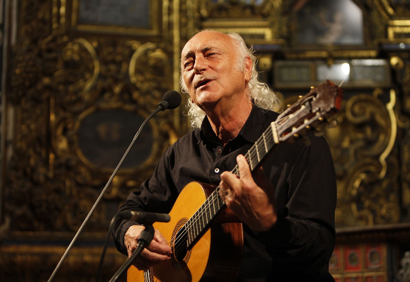 Amancio Prada en un concierto en la Iglesia de San Luis, en Sevilla.