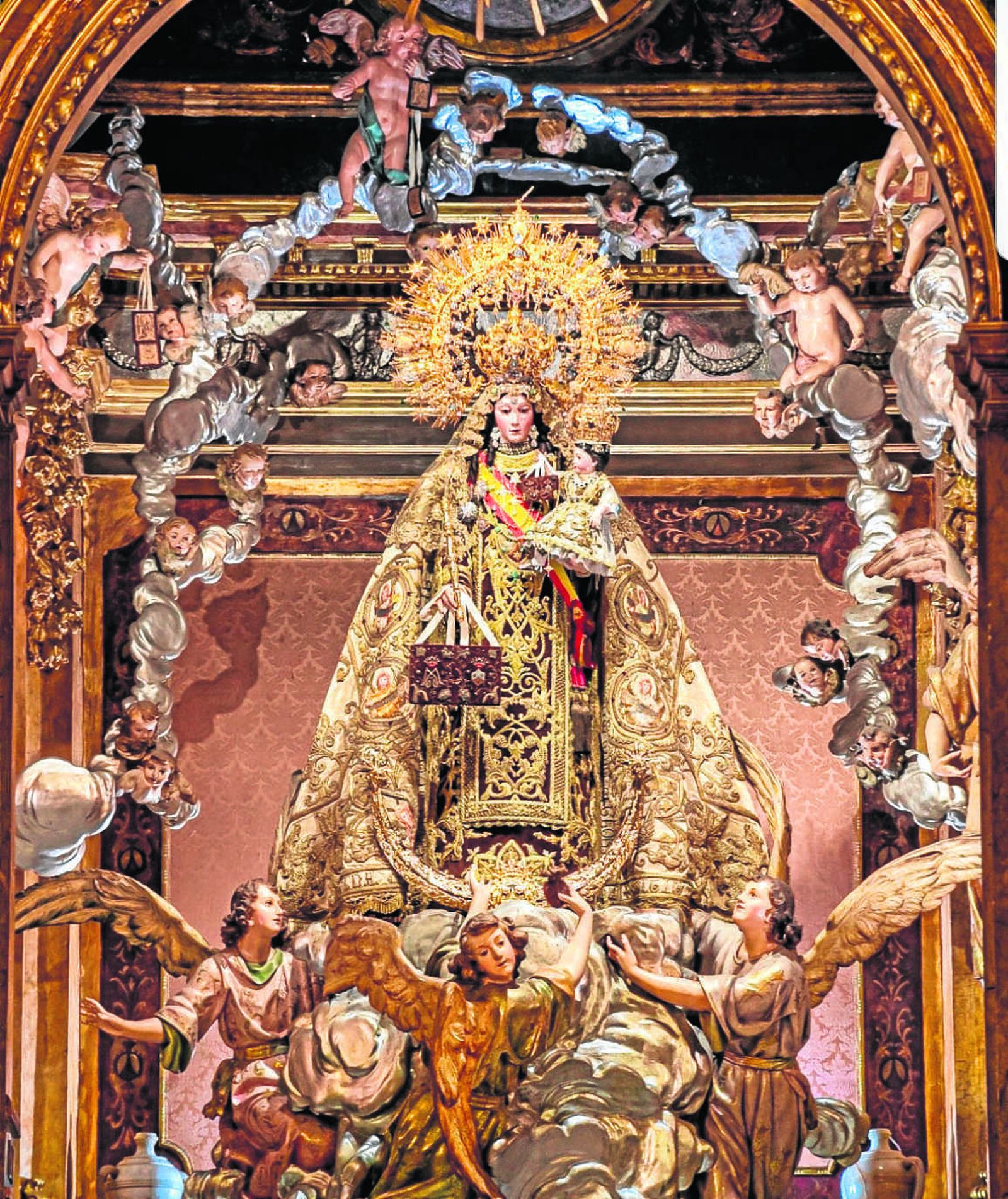 Artístico camarín de Ntra.  Sra. del Carmen Coronada,  obra del artista valenciano  Carmelo Vicent, bendecido  el 14 de julio de 1922.