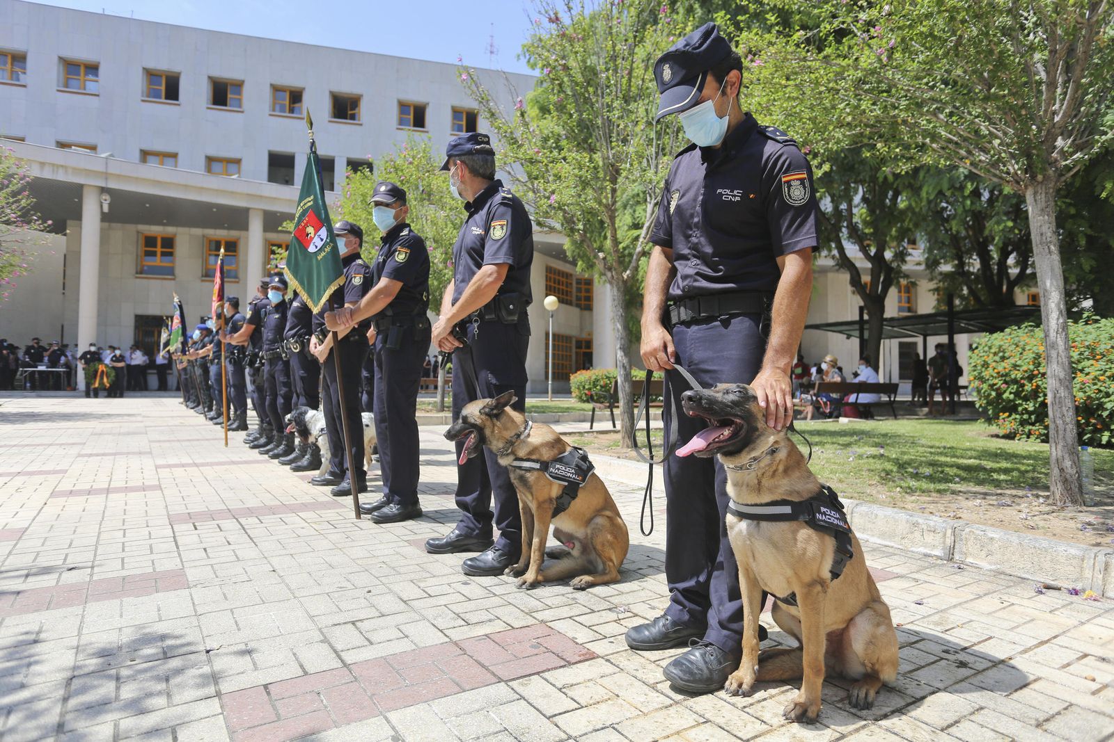Fotos de la escultura que rinde homenaje a los policías fallecidos en Málaga