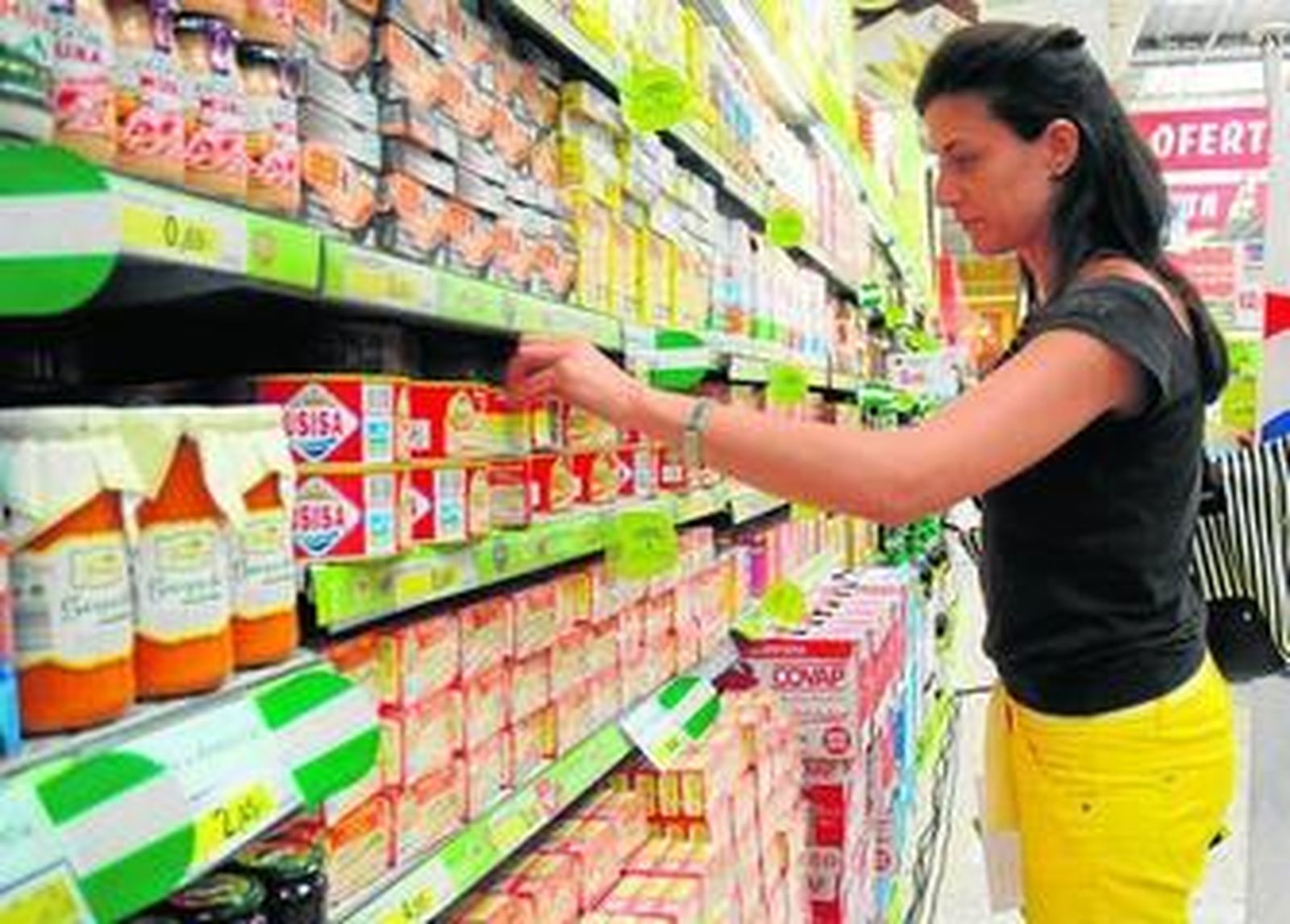 Una clienta compra en el hipermercado que Carrefour tiene en San Juan de Aznalfarache.