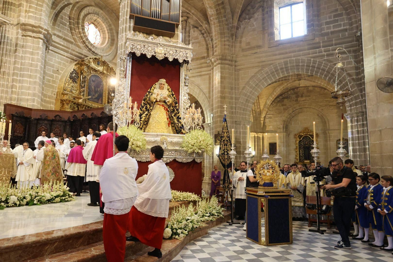 Imágenes de la coronación de la Estrella en la Catedral de Jerez