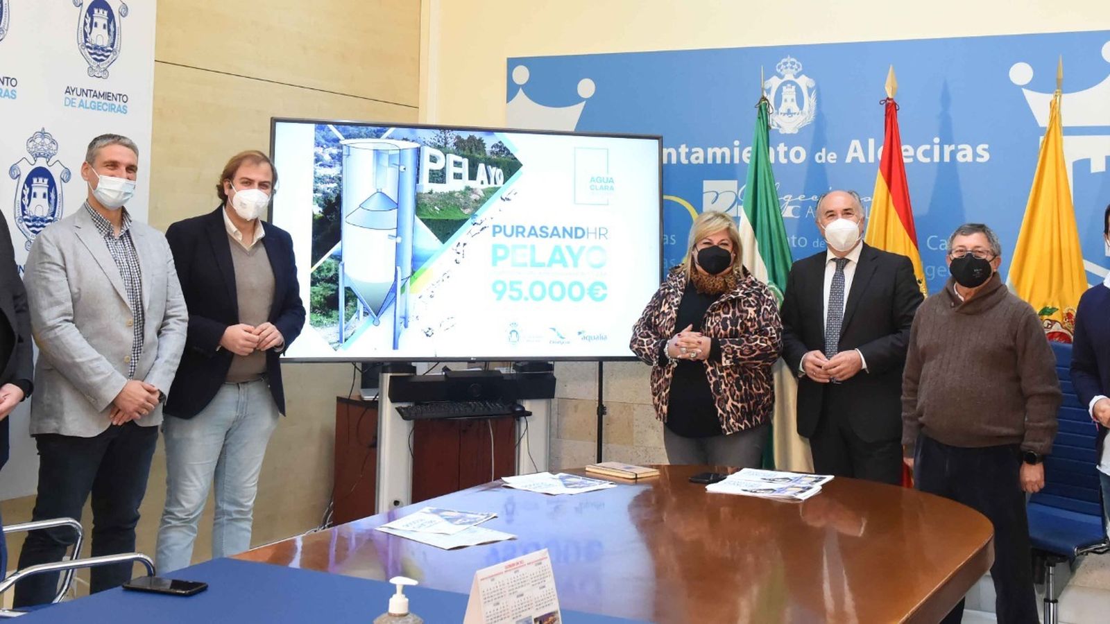 Los representantes municipales, de Emalgesa y de la barriada de Pelayo.