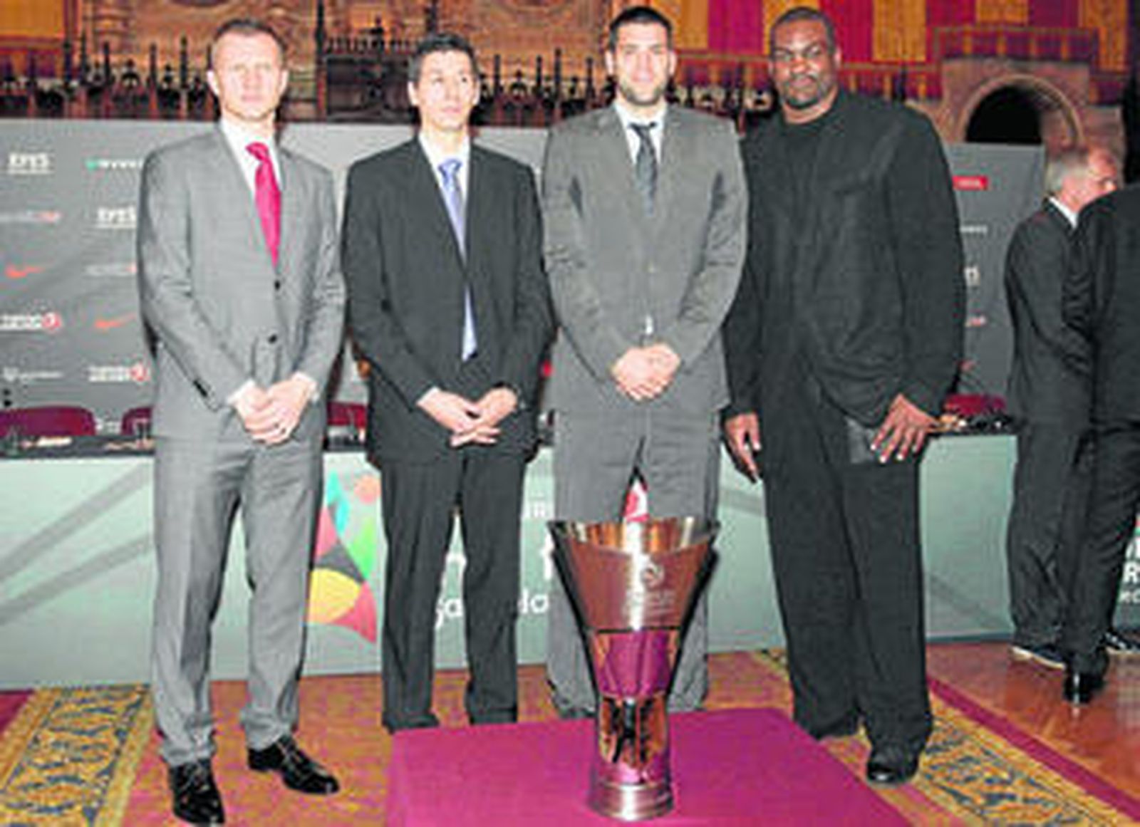 Kaukenas, Diamantidis, Felipe Reyes y Schortsanitis posan junto al trofeo de la Euroliga durante el acto de presentación de la Final Four.