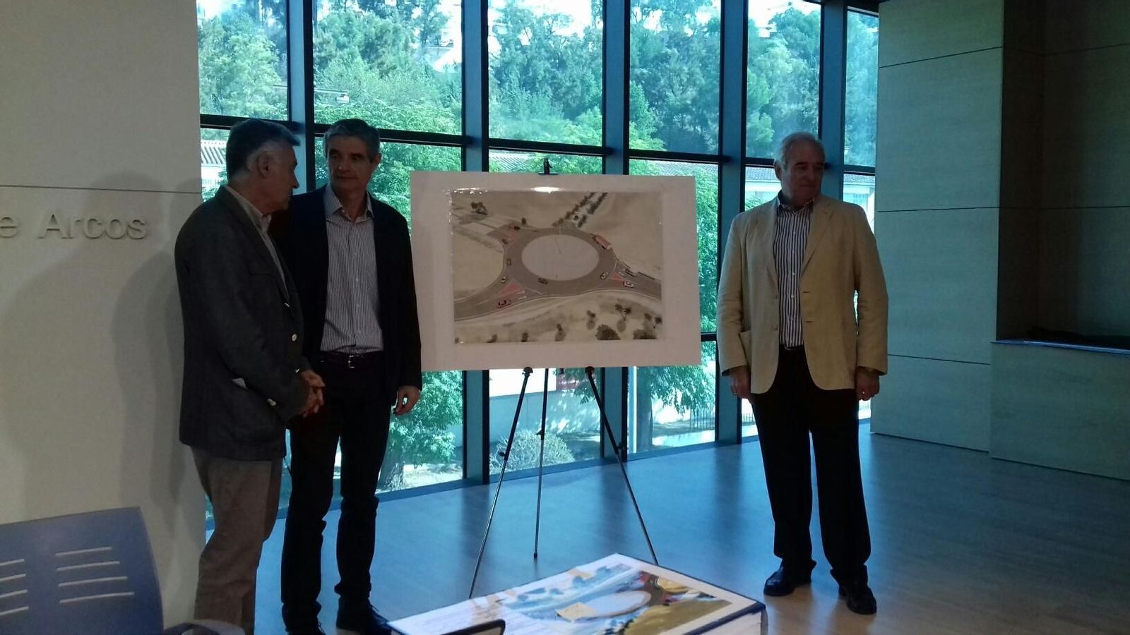 El delegado de Fomento, el alcalde de Arcos y un responsable técnico, explicando ayer las obras.