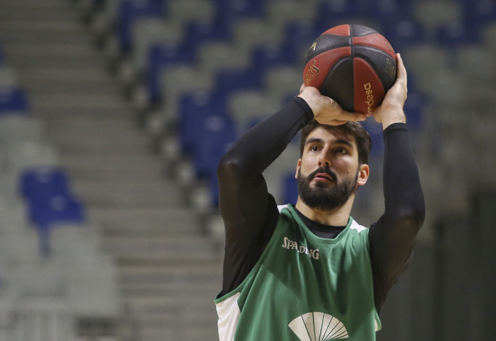 Dani Díez lanza a canasta en el Carpena.