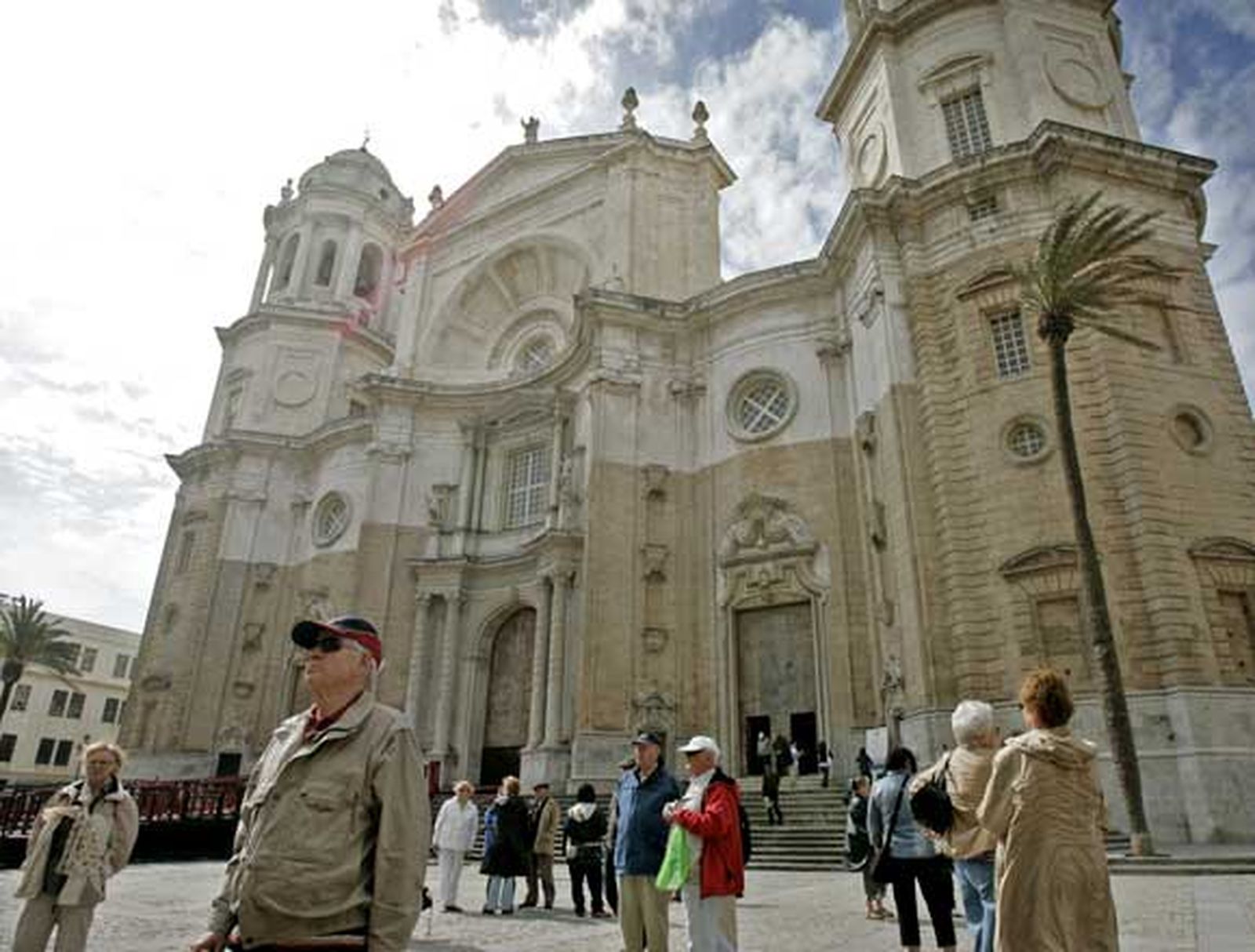 El mes de los cruceros, bendición para el comercio local