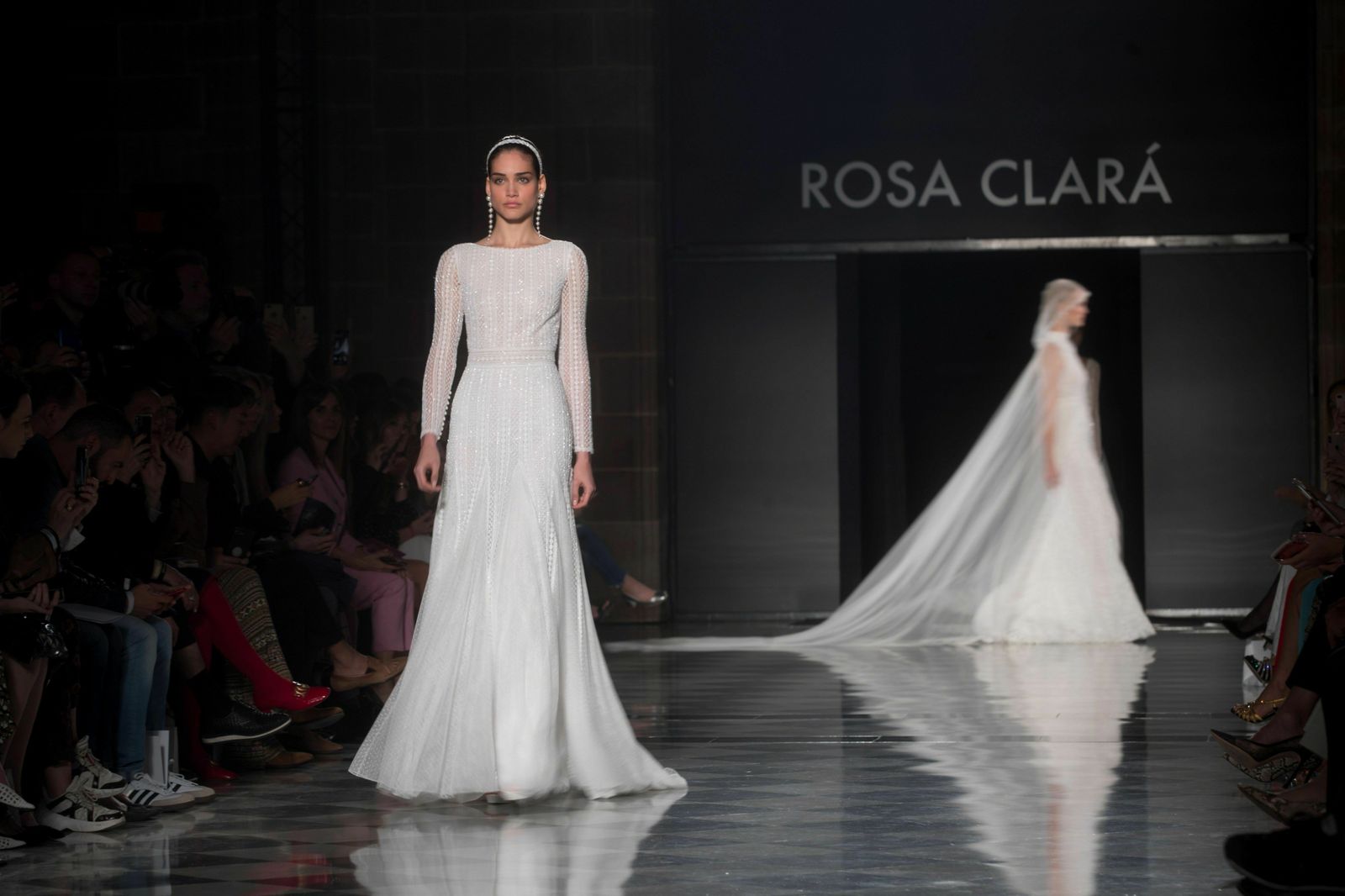 Momento del desfile del jueves de Rosa Clará en Barcelona.