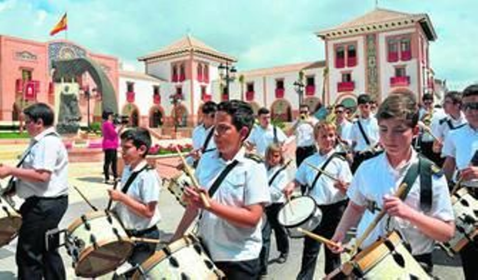 Niños tamborileros de la banda de música que acompañó ayer el acto de inauguración de la nueva plaza en Palos de la Frontera.