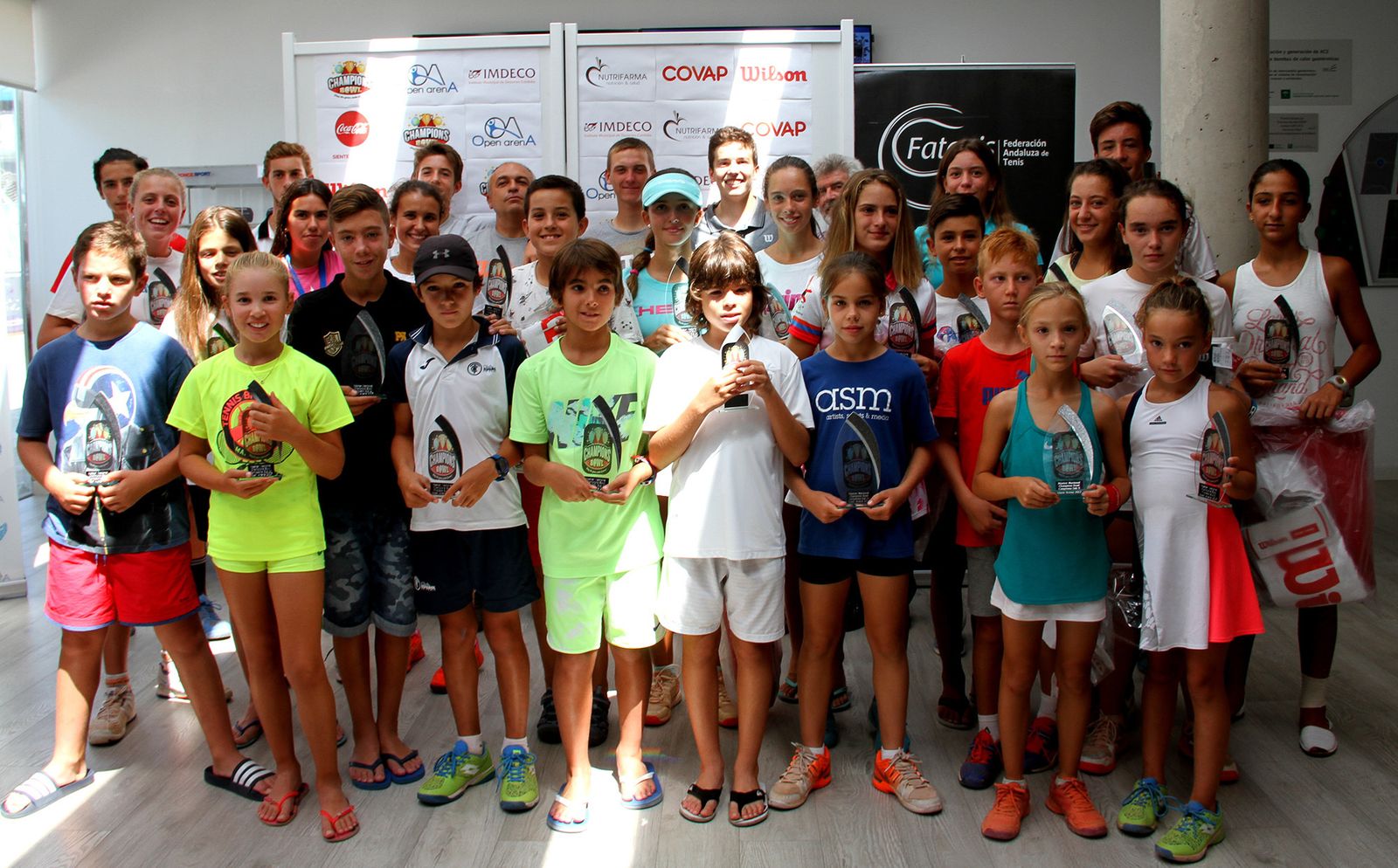 Los finalistas posan con los respectivos trofeos en Open Arena.