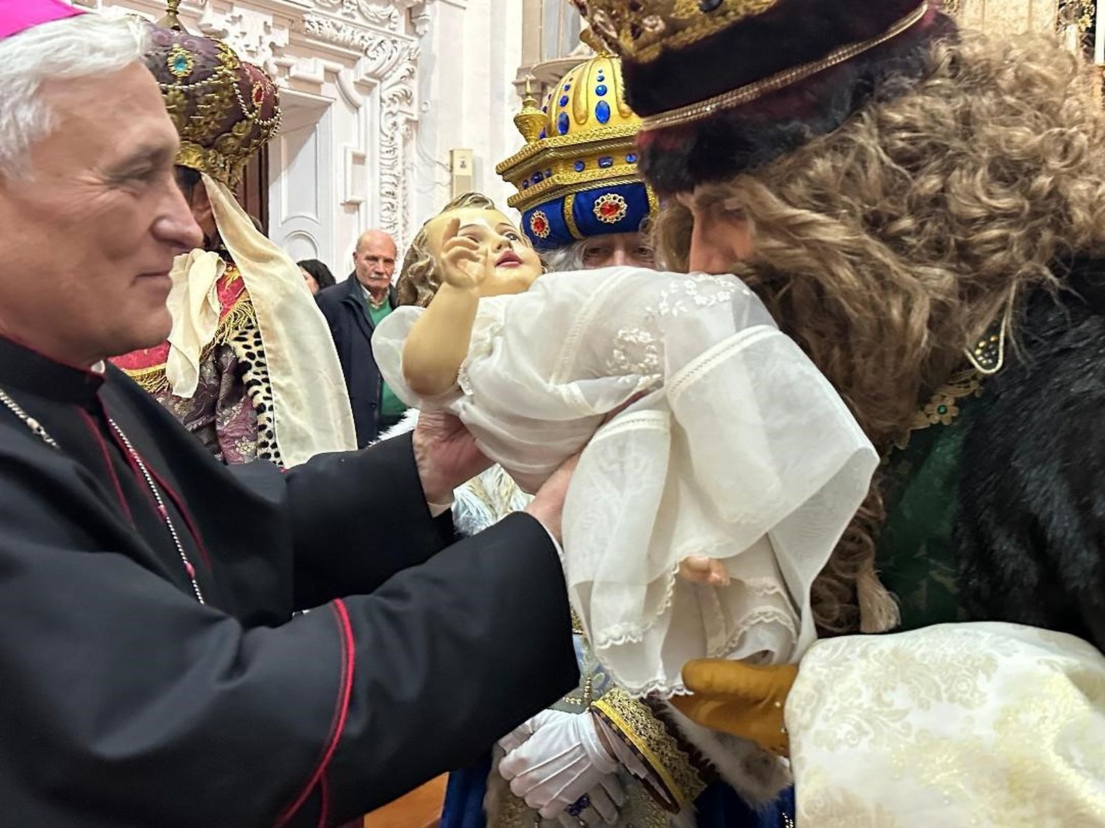 El obispo de Cádiz, durante la adoración de los Reyes Magos al niño Jesús en la iglesia de Santo Domingo.