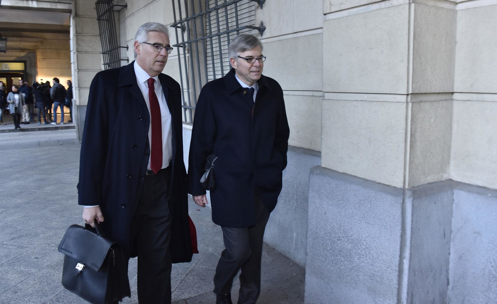 Domíngo Enrique Castaño, con su abogado, en la Audiencia de Sevilla.