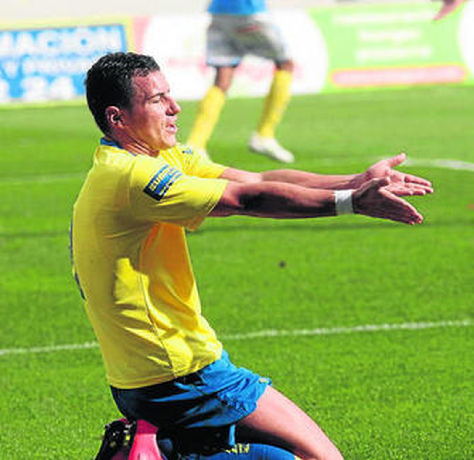 Airam Cabrera se lamenta tras una ocasión perdida ante el Lucena.