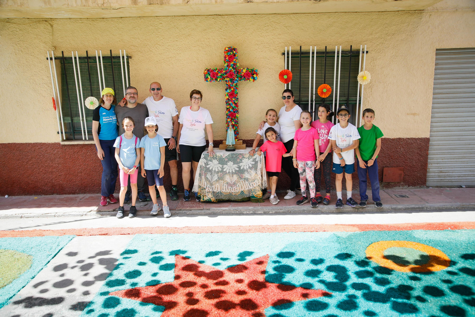 Así es la gran alfombra de serrín para que levite la Virgen de Fátima de Tíjola