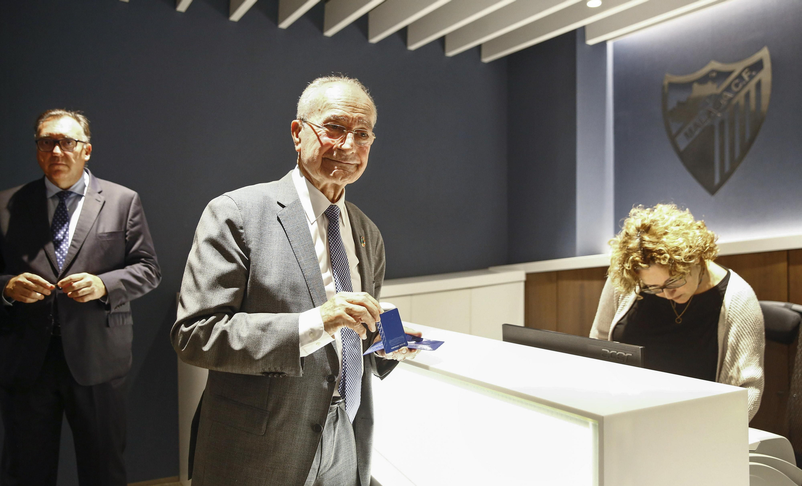 Las fotos de la renovación de carnés de las autoridades con el Málaga CF