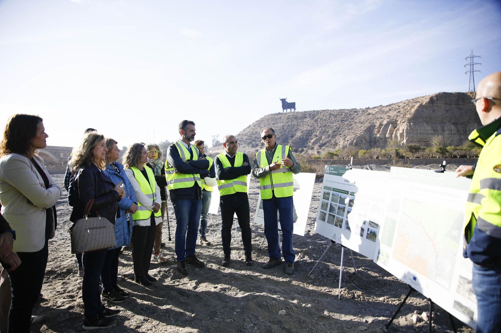 Las imágenes de la visita las obras de restauración hidrogeomorfológica y de naturalización del cauce del río Andarax, en Rioja