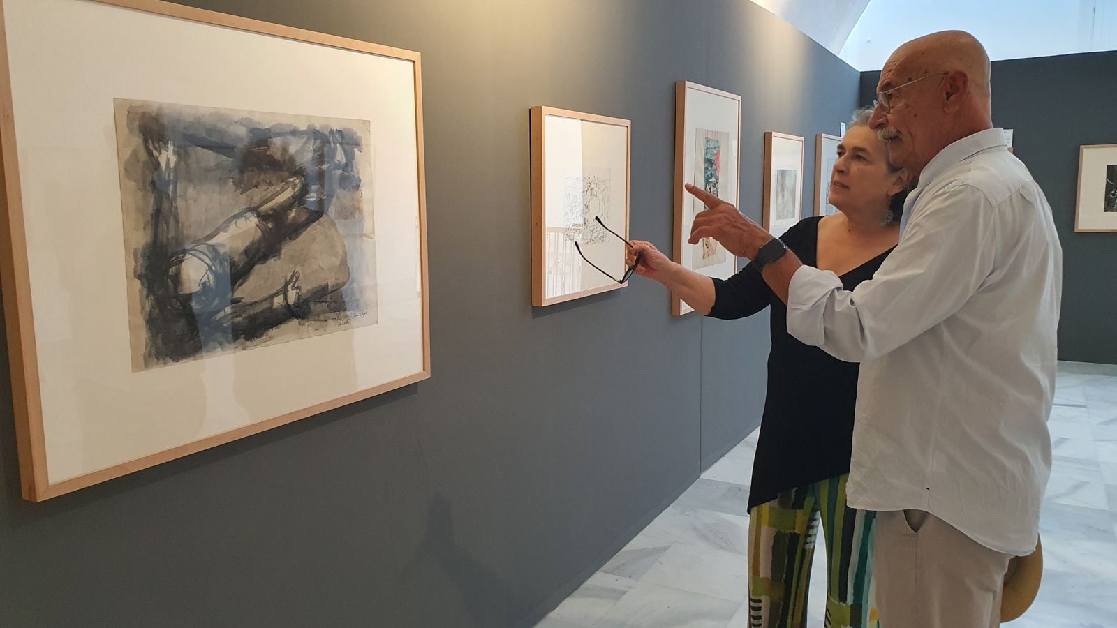 Carmen Bustamante y Pablo Juliá dialogan sobre una de las obras expuestas en el ECCO.