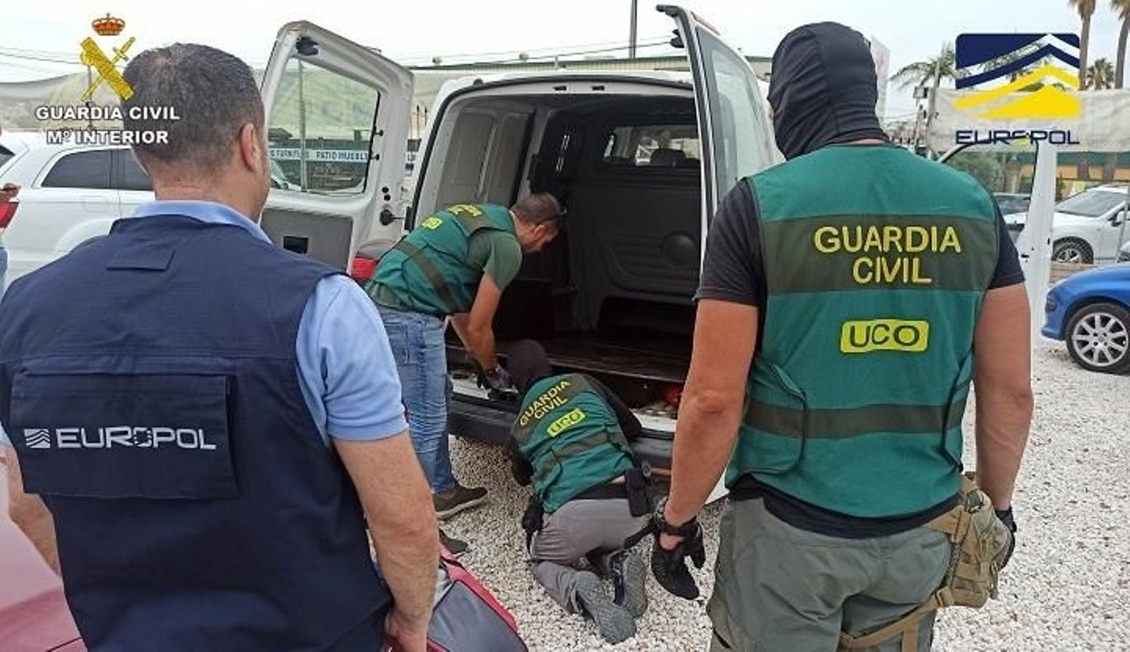 La Guardia Civil inspecciona uno de los vehículos preparados para transportar dinero.