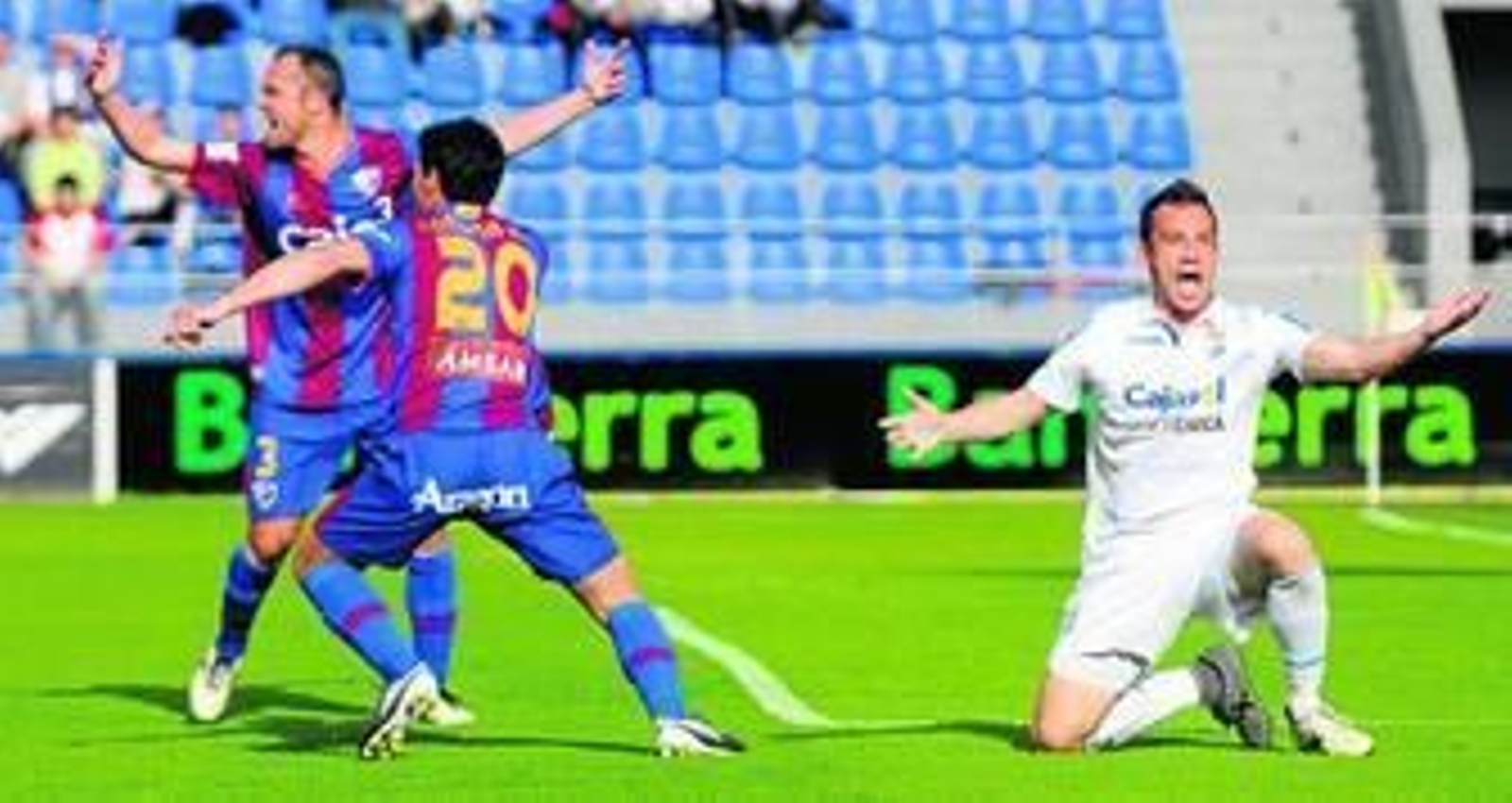 Tato se queja ante Valdés Aller de un penalti que el colegiado no quiso ver.