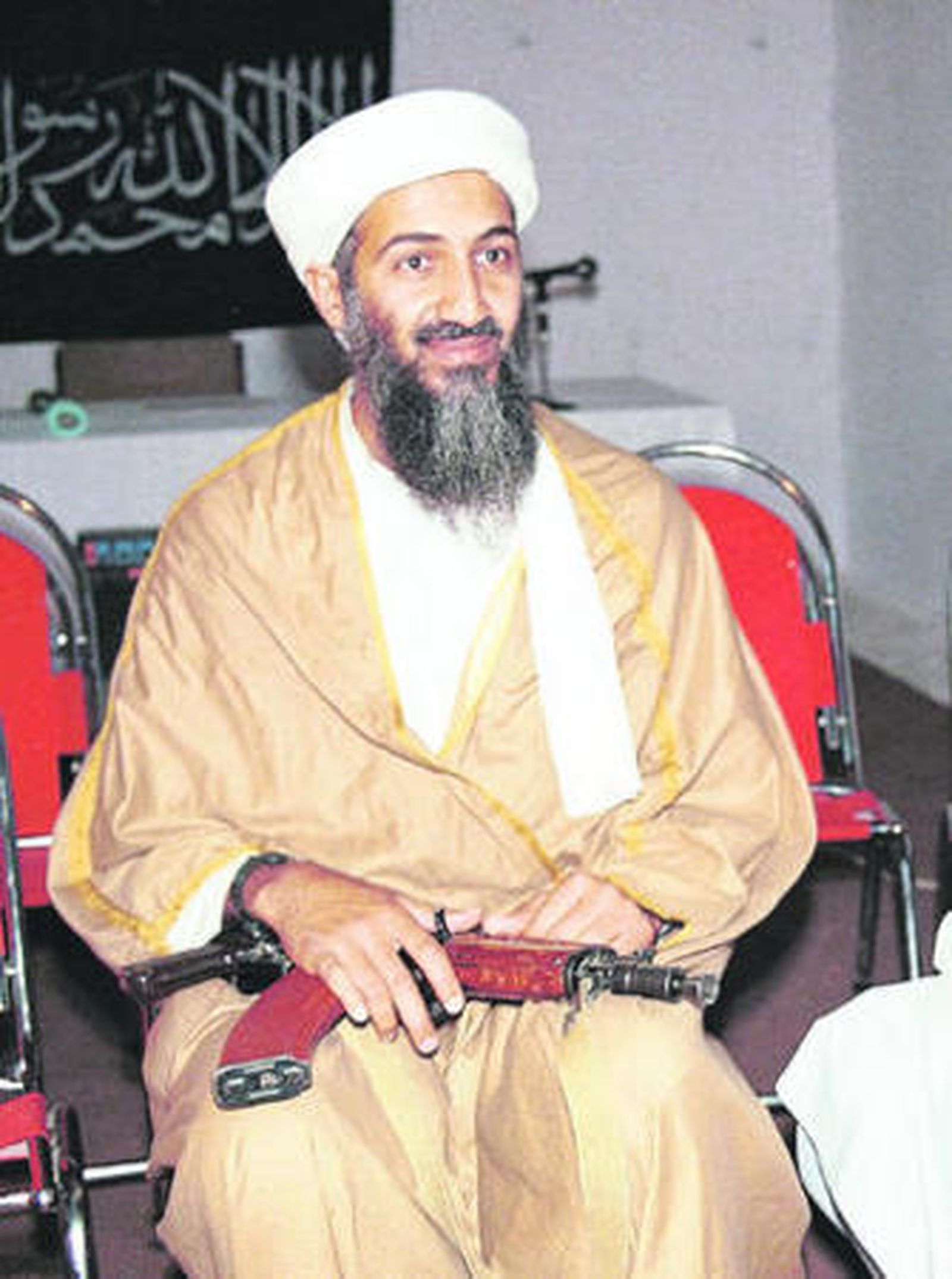 Una joven pasa ante un mural en el que se ensalzan los atentados del 11-S.