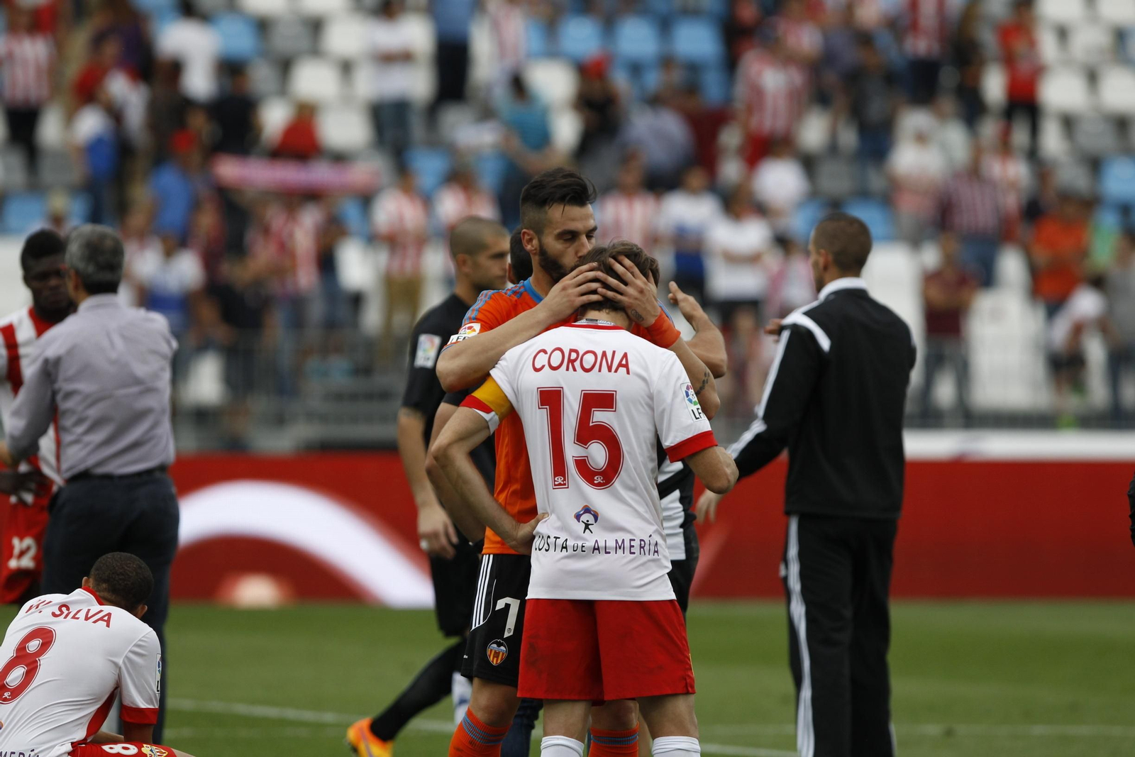 Negredo consuela a Corona en el anterior descenso rojiblanco, fechado el 23 de mayo de 2015