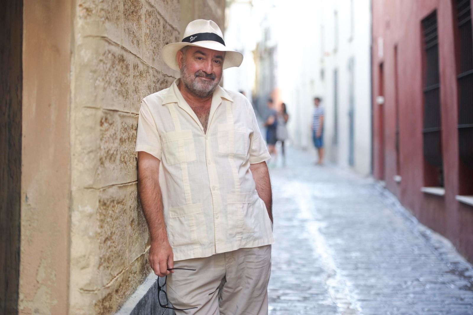 Paco Leal posa en las calles del Pópulo.