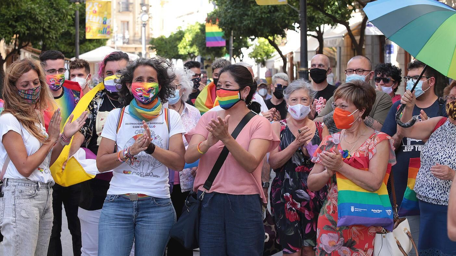 Inauguración de una exposición de banderolas en el centro de la ciudad.
