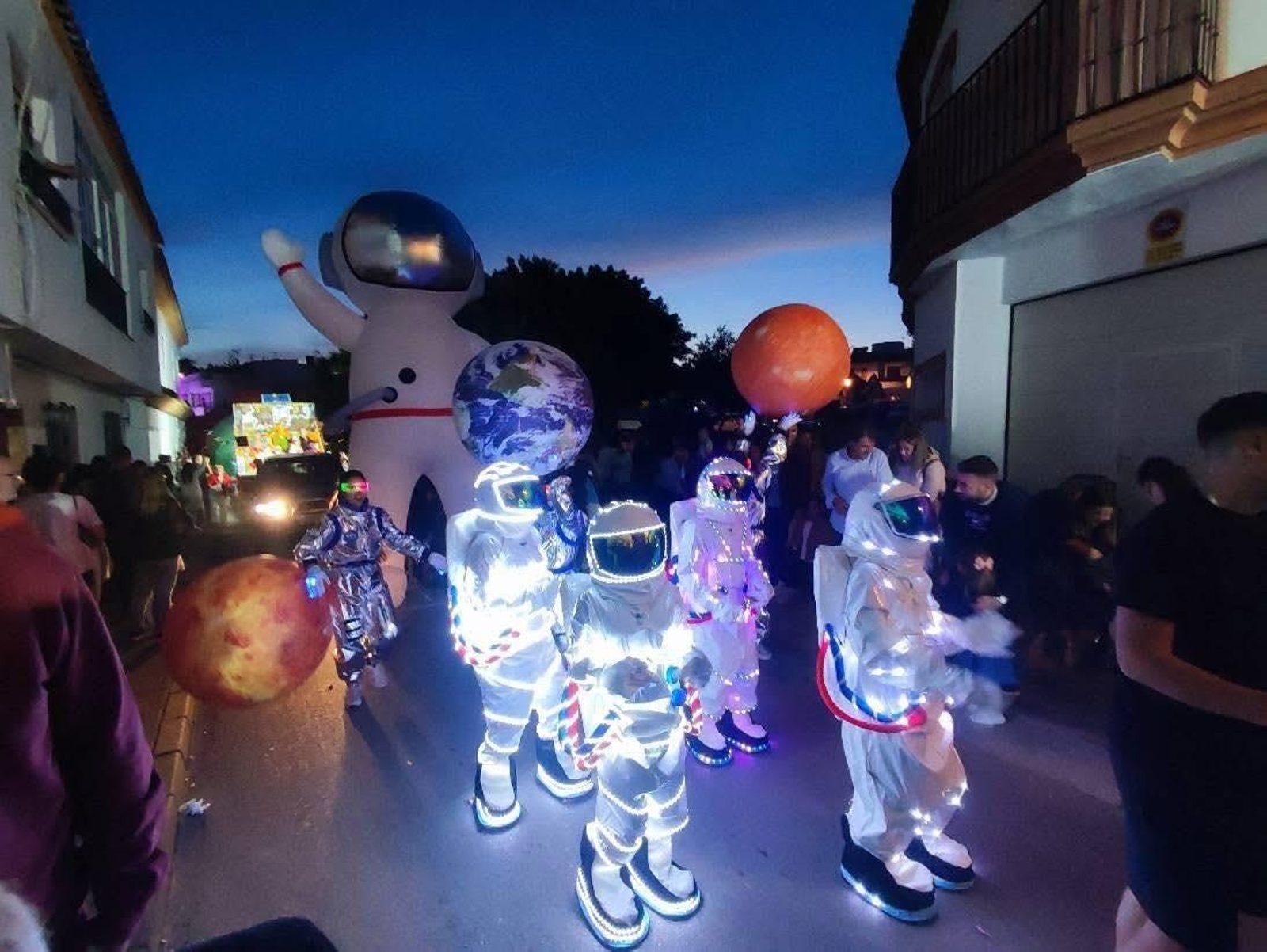 Un grupo de animación de Diviértete Eventos en la cabalgata de la Feria de Los Barrios, el mes pasado.