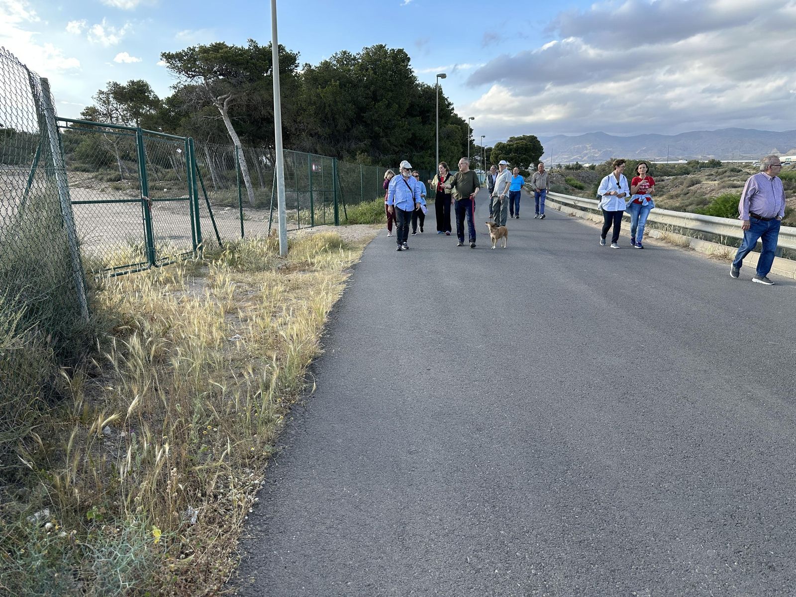 Vecinos transitan el camino hacia la playa