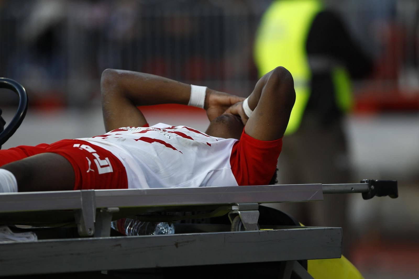 Ramazani se marchó en camilla tras caer lesionado muscularmente ante el Amorebieta